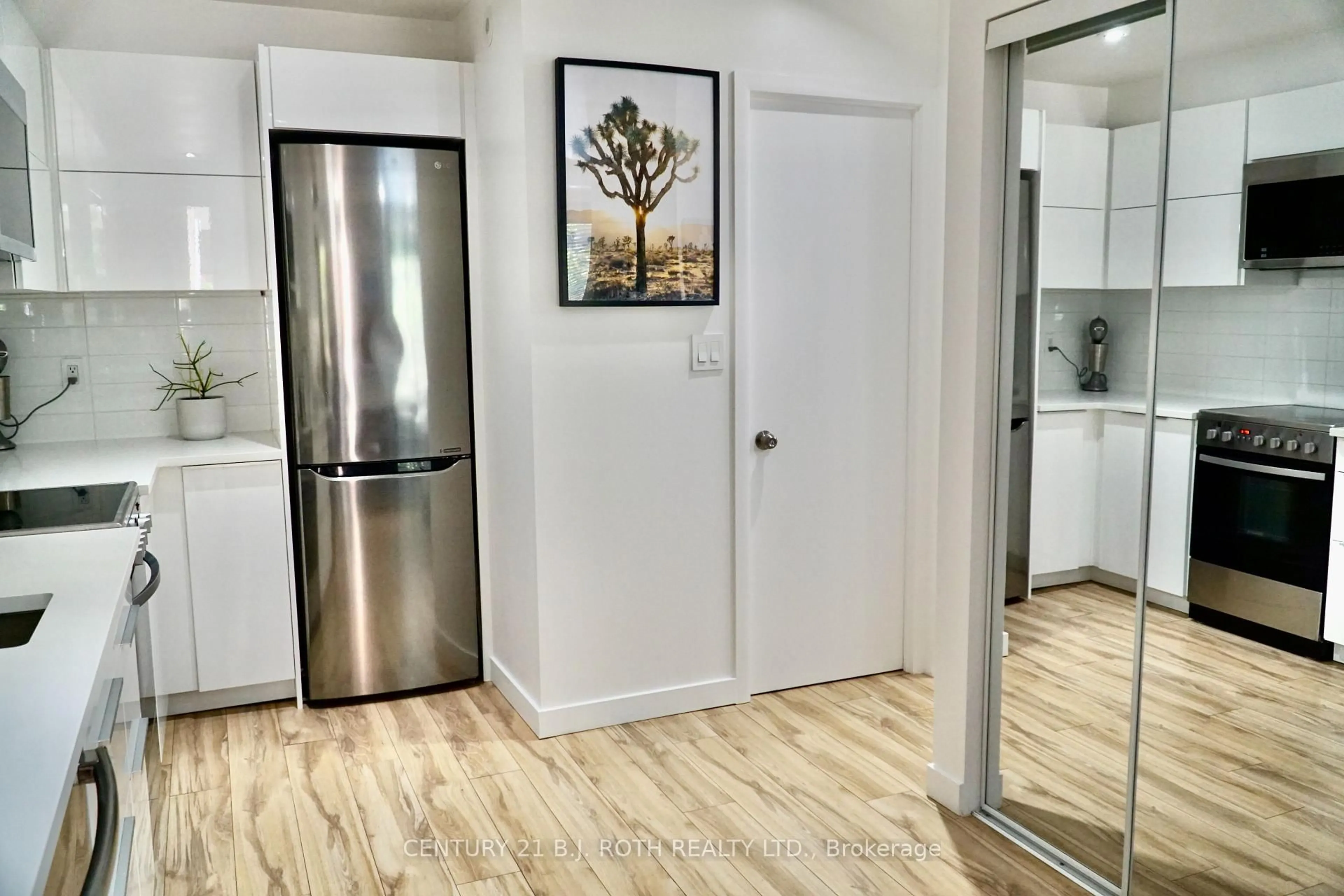 Indoor entryway for 415 Jarvis St #115, Toronto Ontario M4Y 3C1