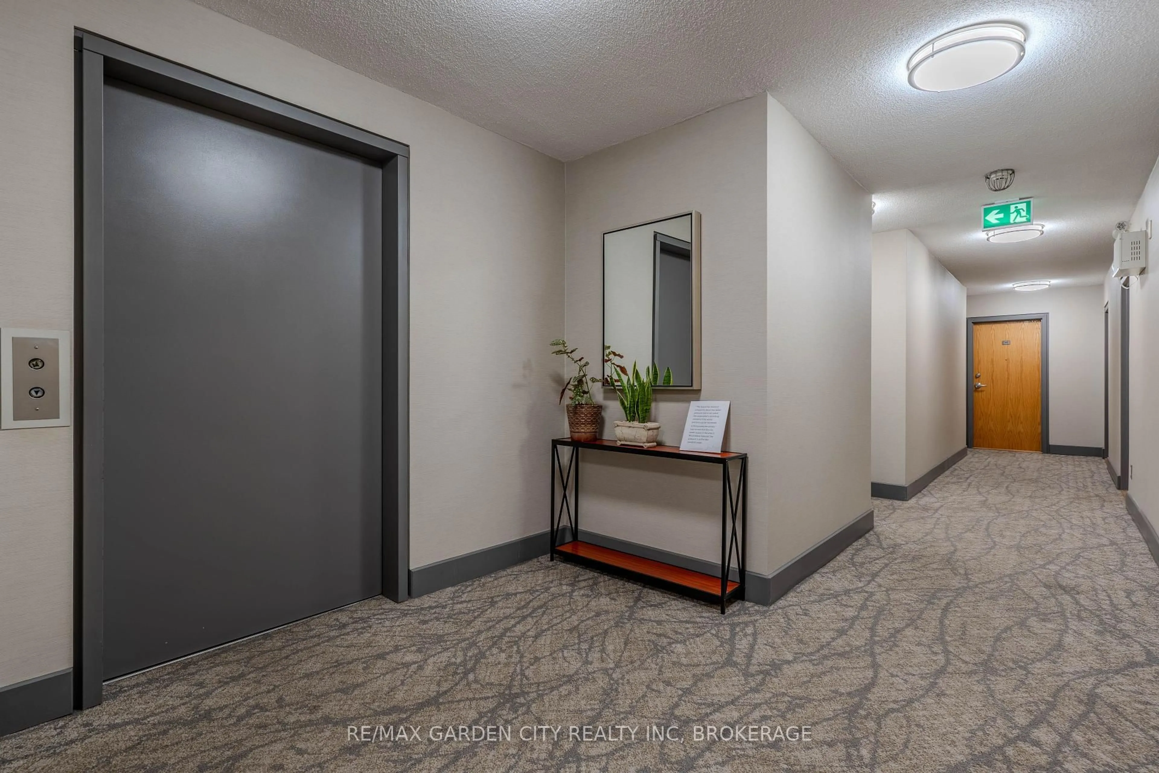 Indoor foyer for 897 Sheppard Ave #202, Toronto Ontario M3H 2T4
