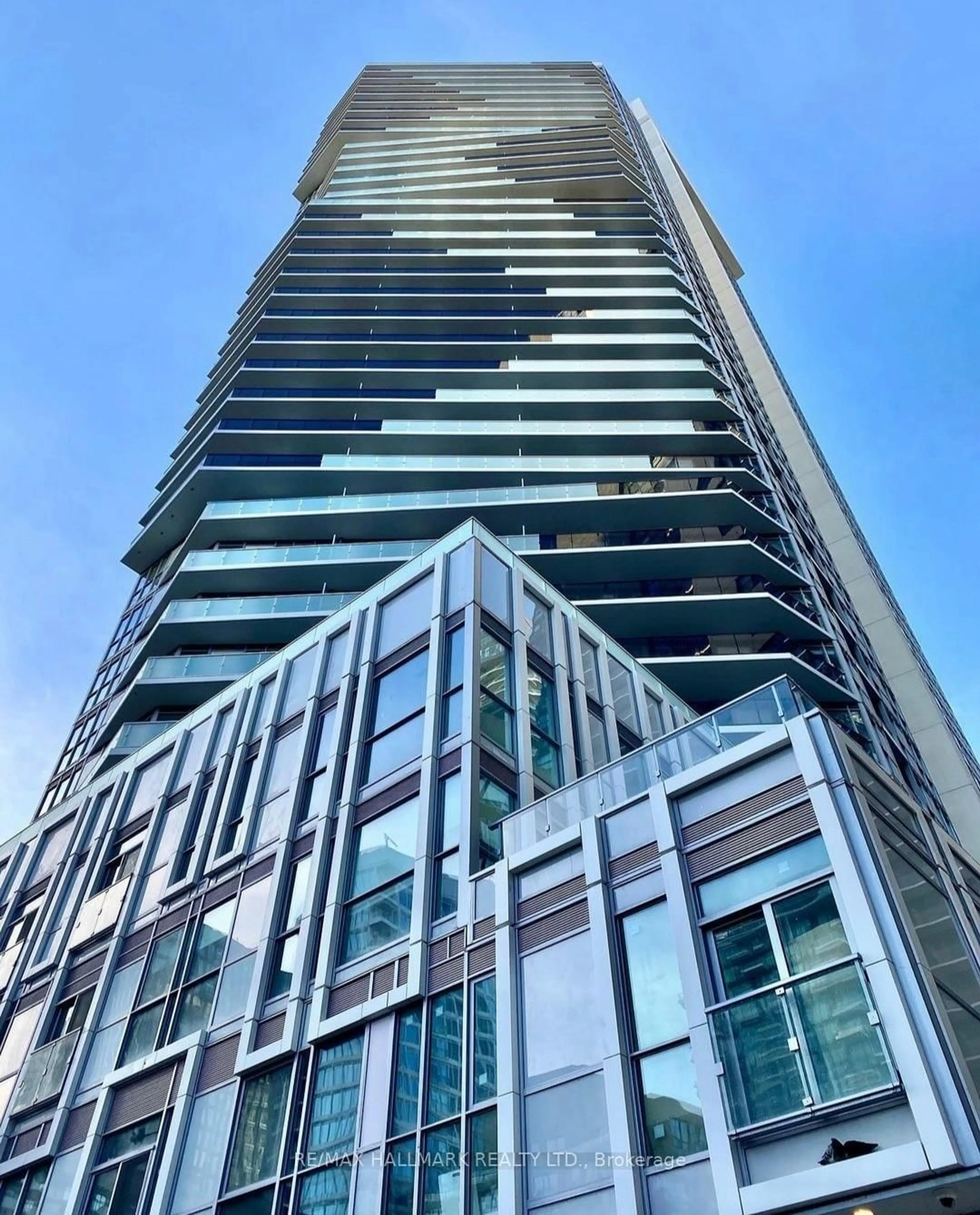 A pic from outside/outdoor area/front of a property/back of a property/a pic from drone, building for 77 Mutual St #2803, Toronto Ontario M5B 2A9