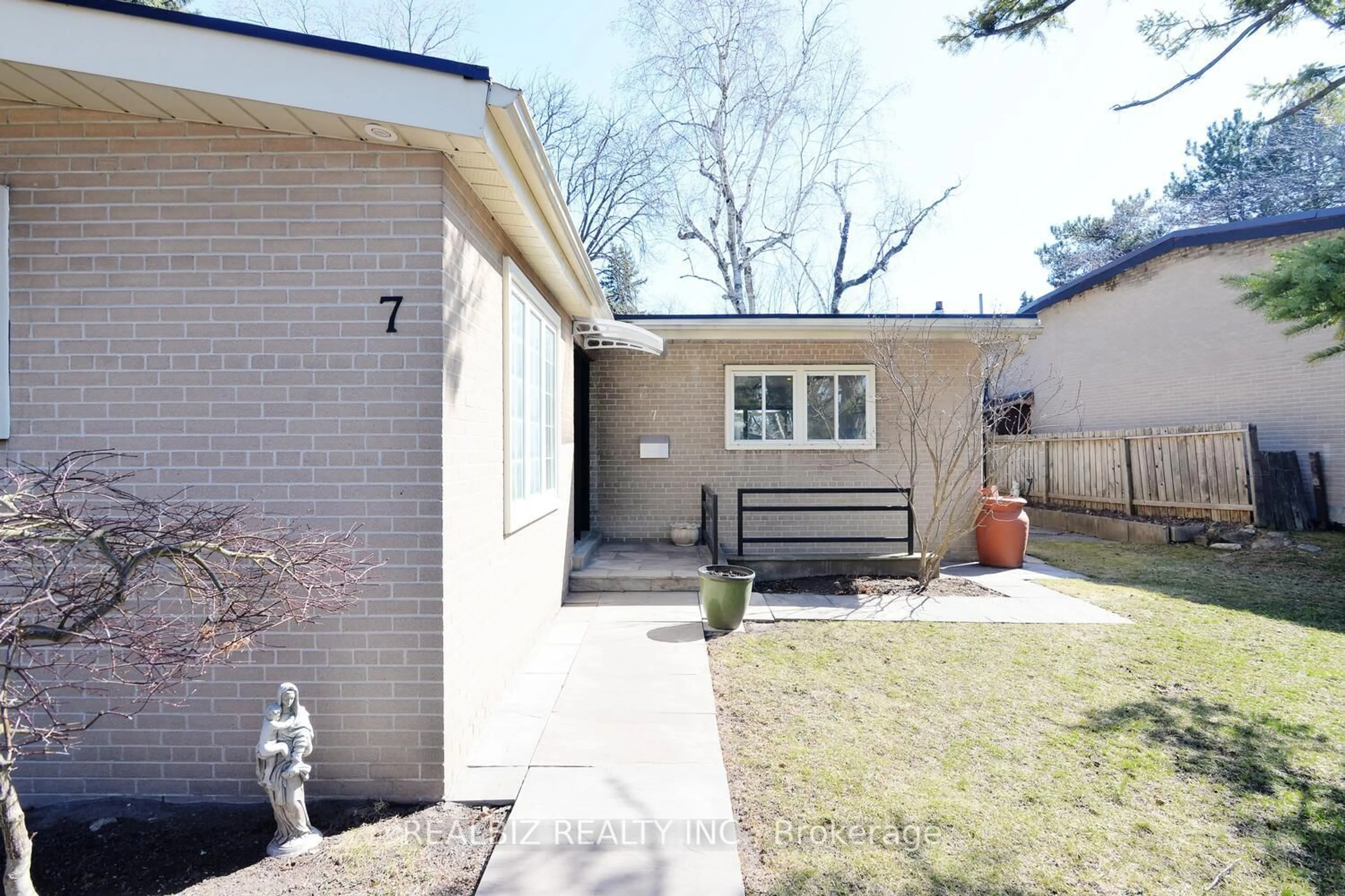 Home with brick exterior material, street for 7 Swallow Crt, Toronto Ontario M3B 1M7