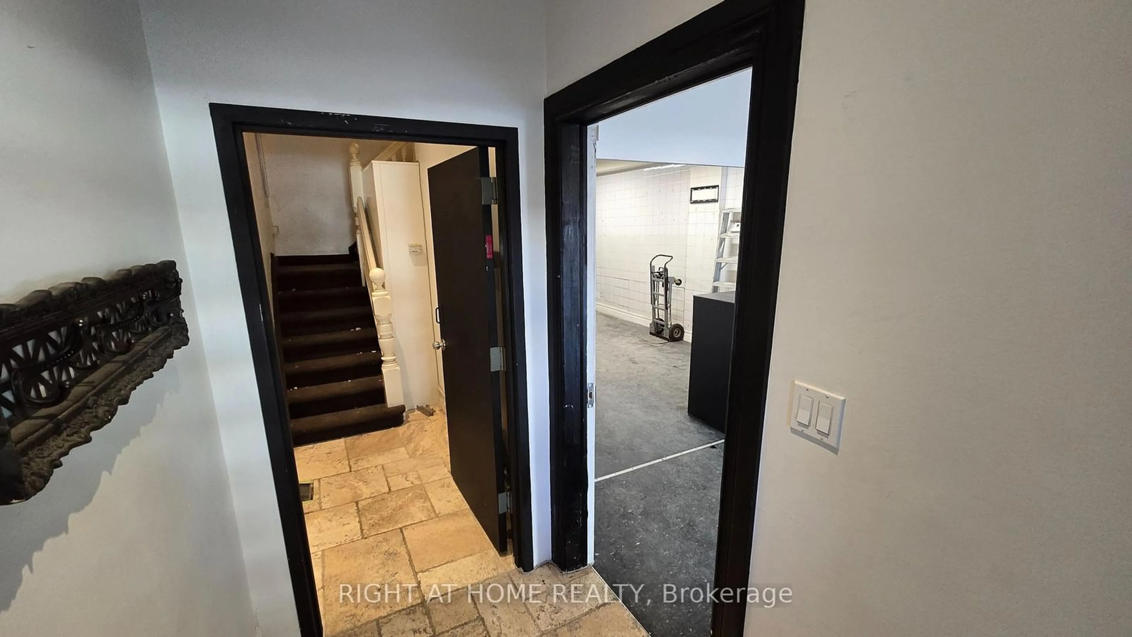 Indoor entryway for 284 Avenue Rd, Toronto Ontario M4V 2G7