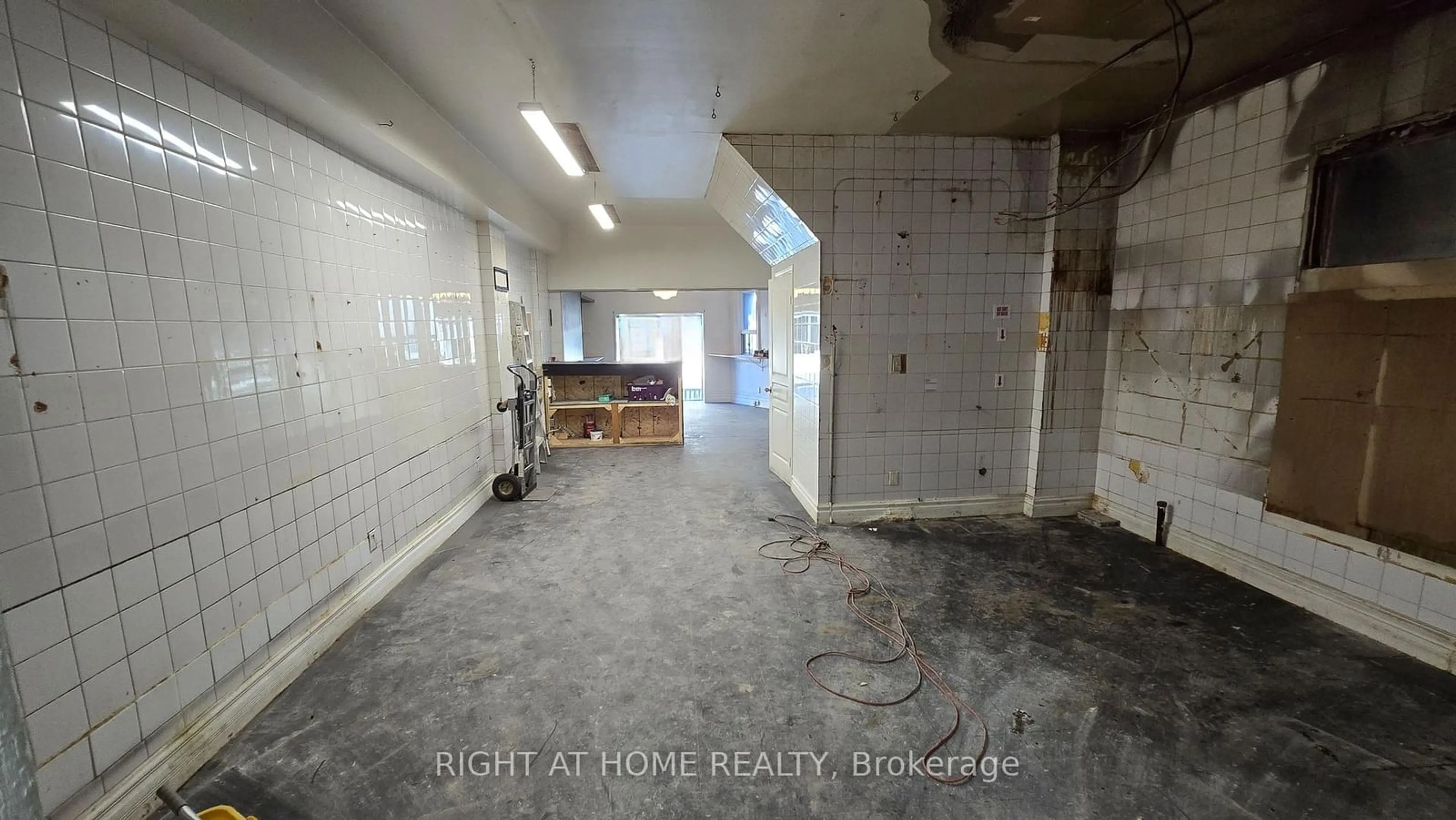 A pic of a room for 284 Avenue Rd, Toronto Ontario M4V 2G7