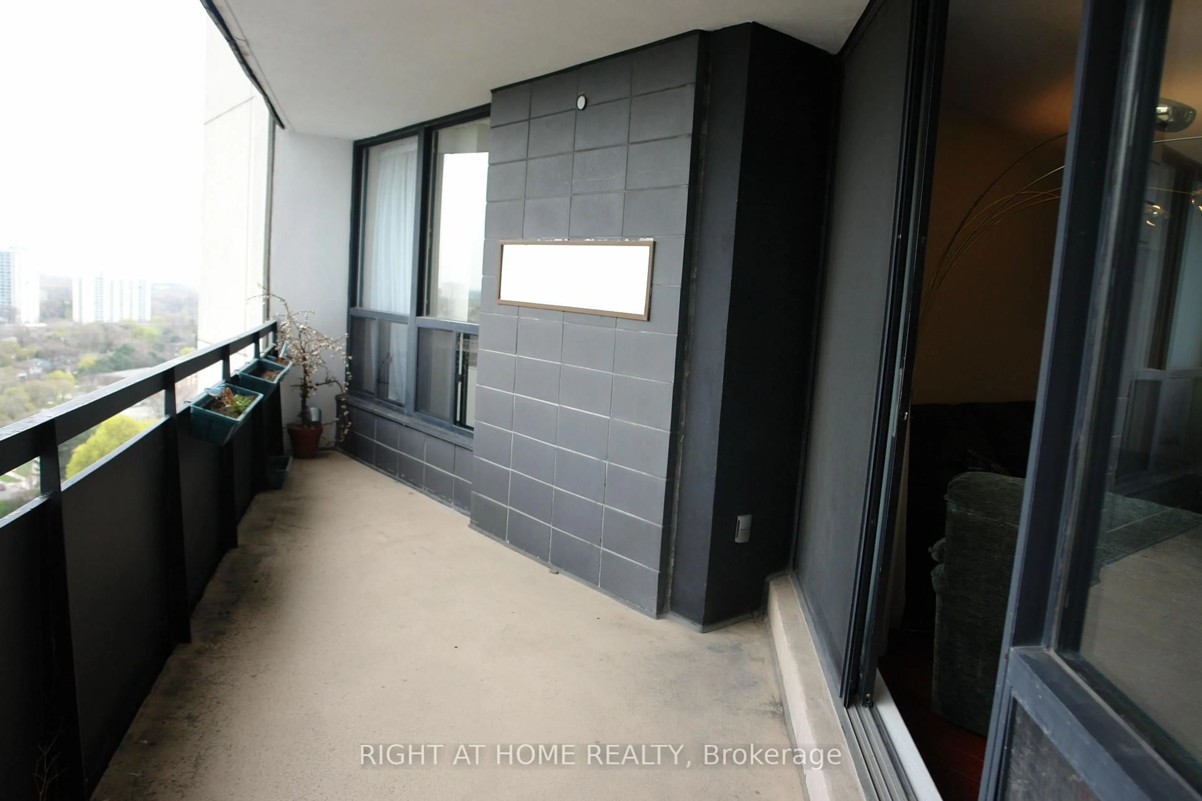 Indoor foyer for 75 Graydon Hall Dr #2308, Toronto Ontario M3A 3M5