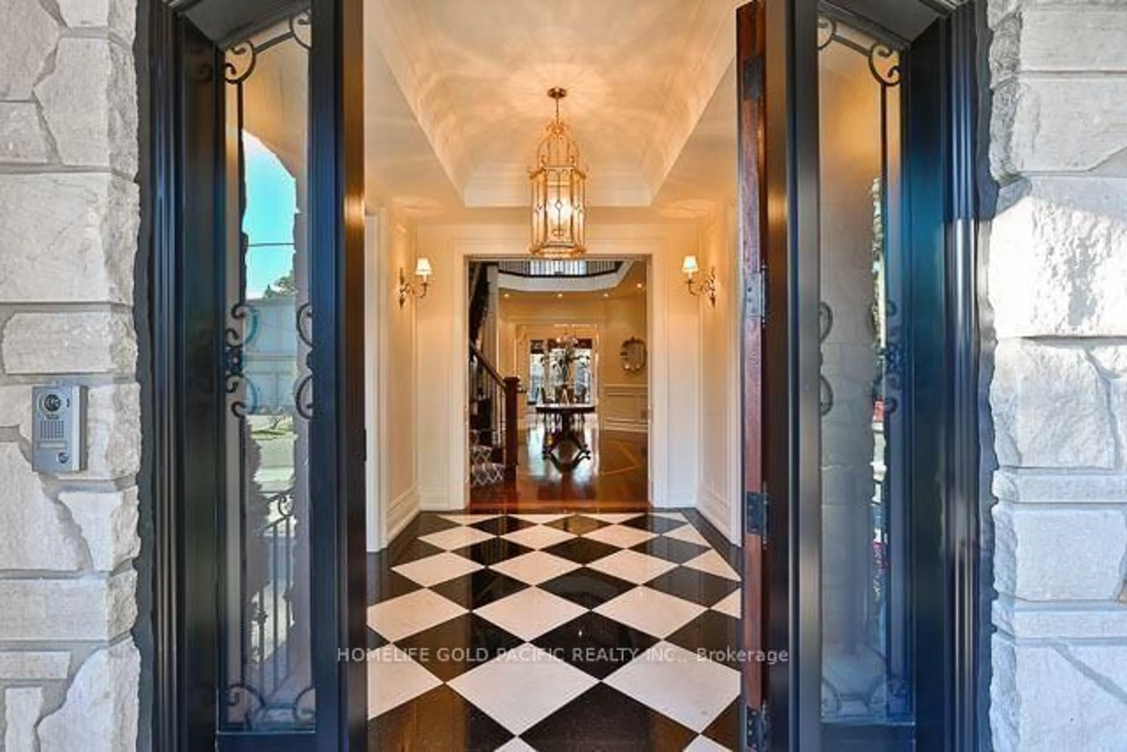 Indoor foyer for 82 York Rd, Toronto Ontario M2L 1H8