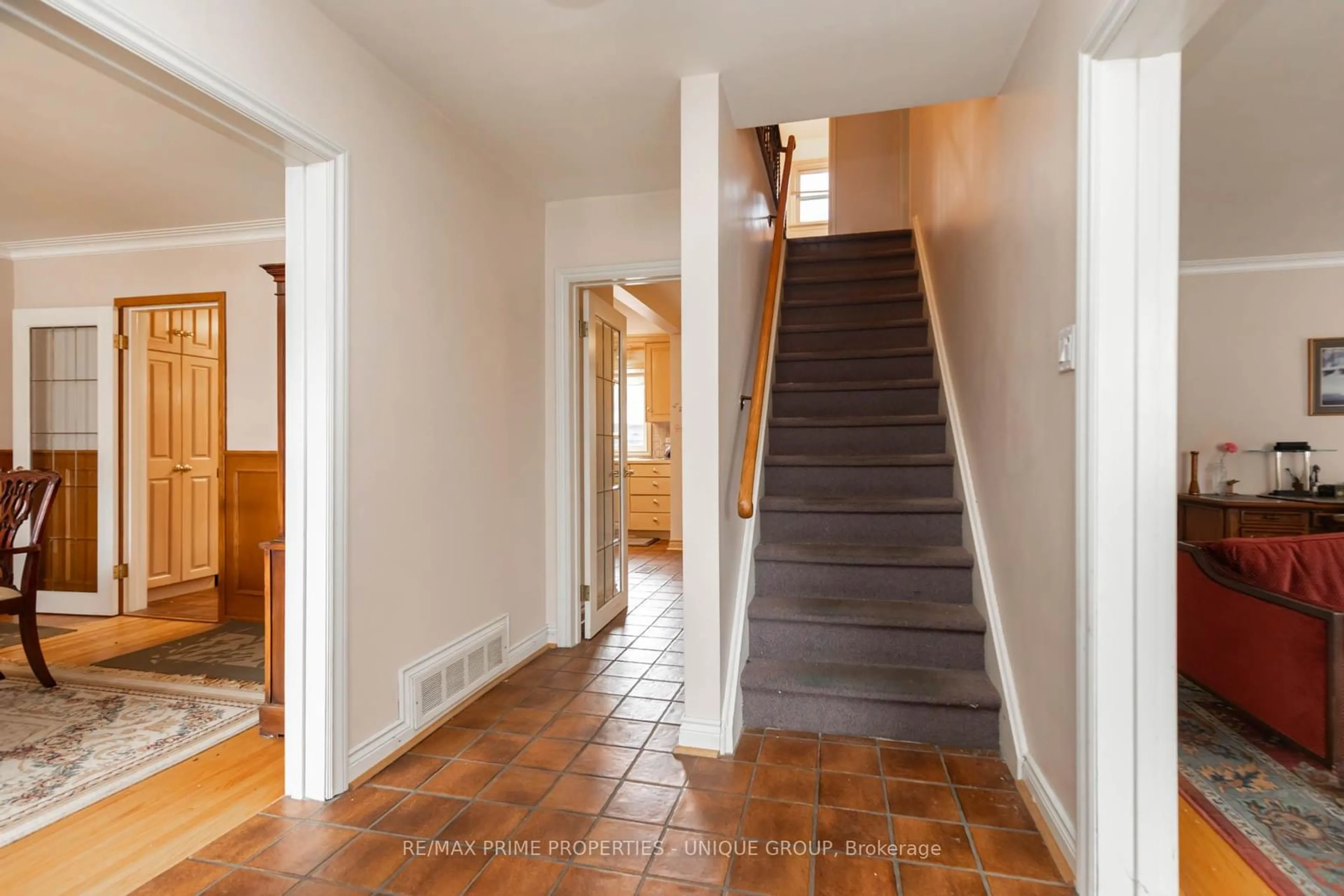 Indoor foyer for 173 Ridley Blvd, Toronto Ontario M5M 3M4