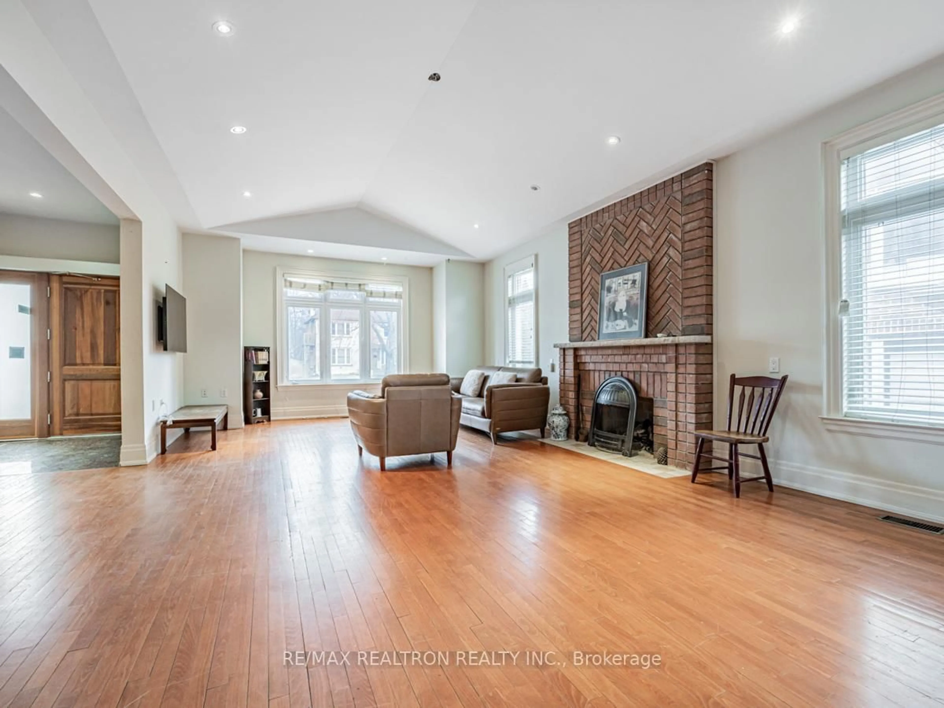 Living room with furniture, unknown for 32 Roberta Dr, Toronto Ontario M6A 2J5