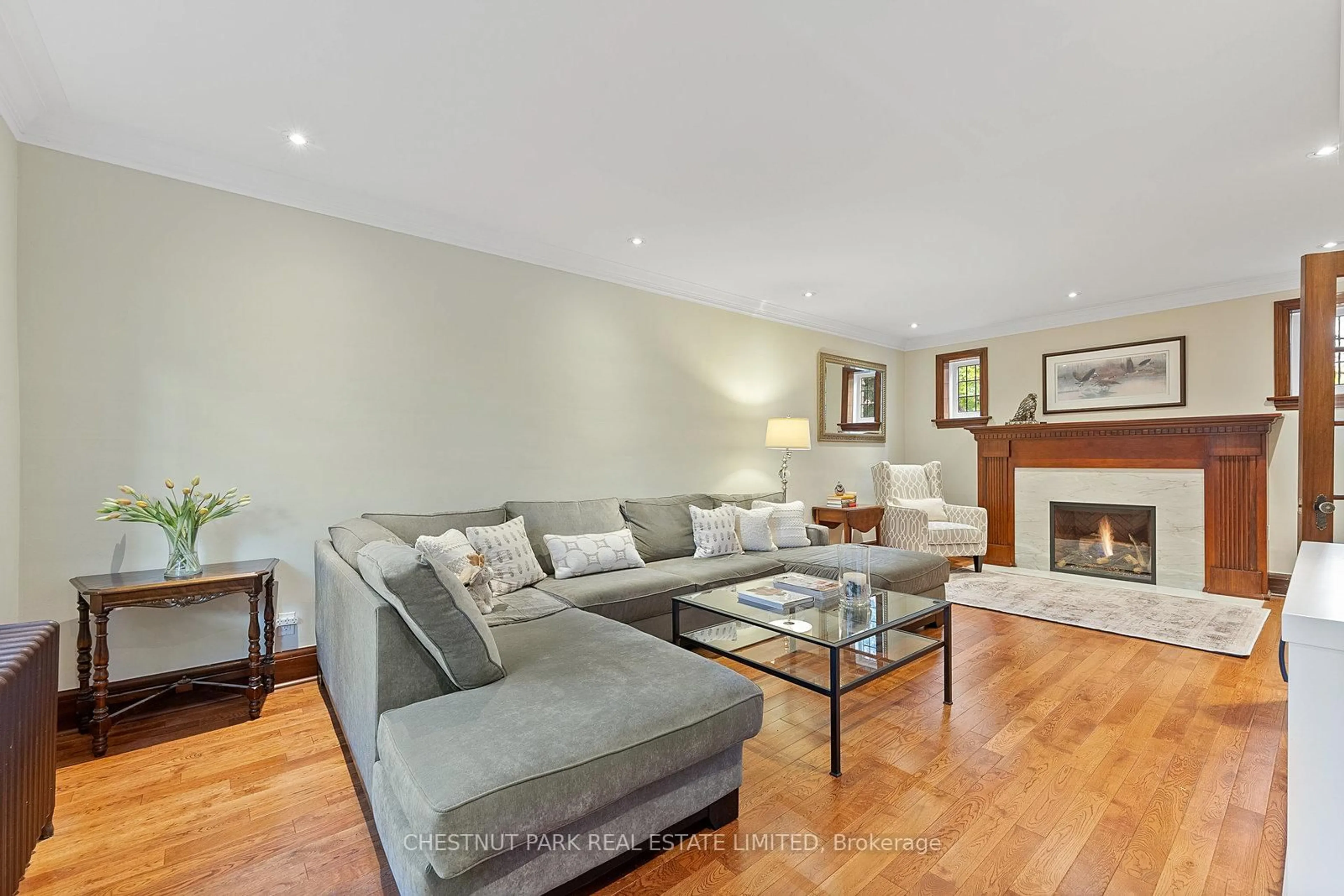 Living room with furniture, unknown for 19 Hillhurst Blvd, Toronto Ontario M4R 1K3