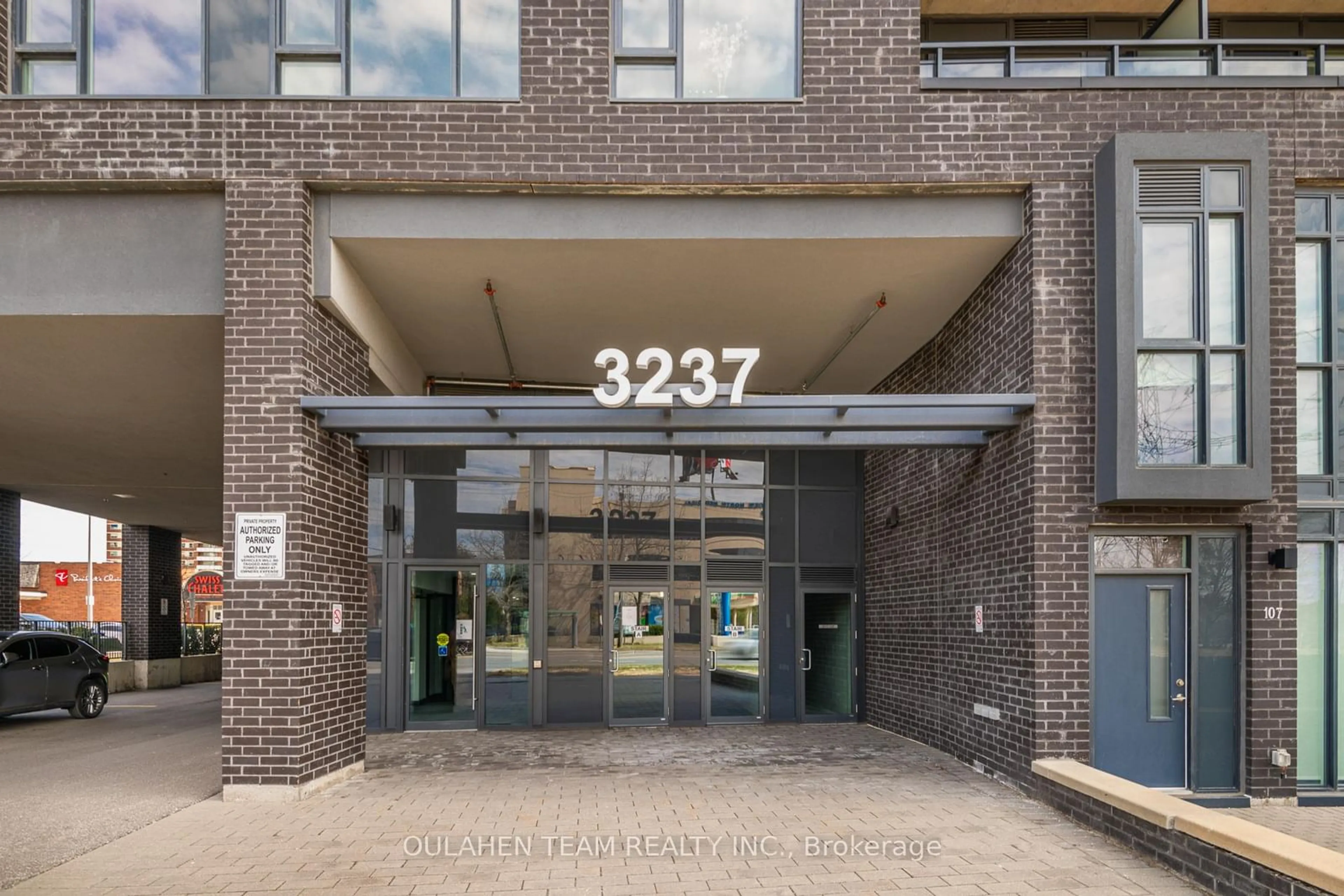 Indoor foyer for 3237 Bayview Ave #702, Toronto Ontario M2K 0G1