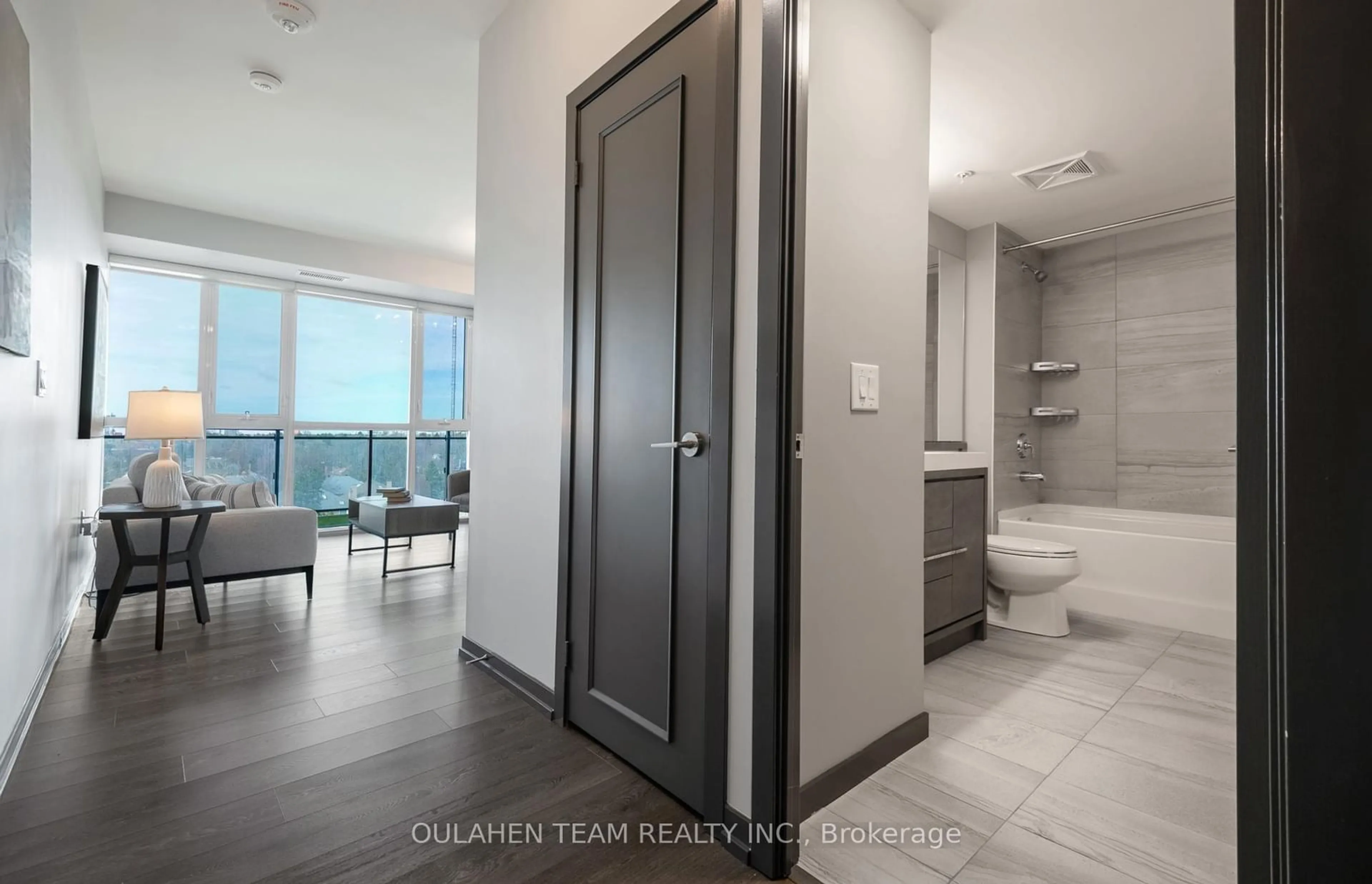 Contemporary bathroom, ceramic/tile floor for 3237 Bayview Ave #702, Toronto Ontario M2K 0G1
