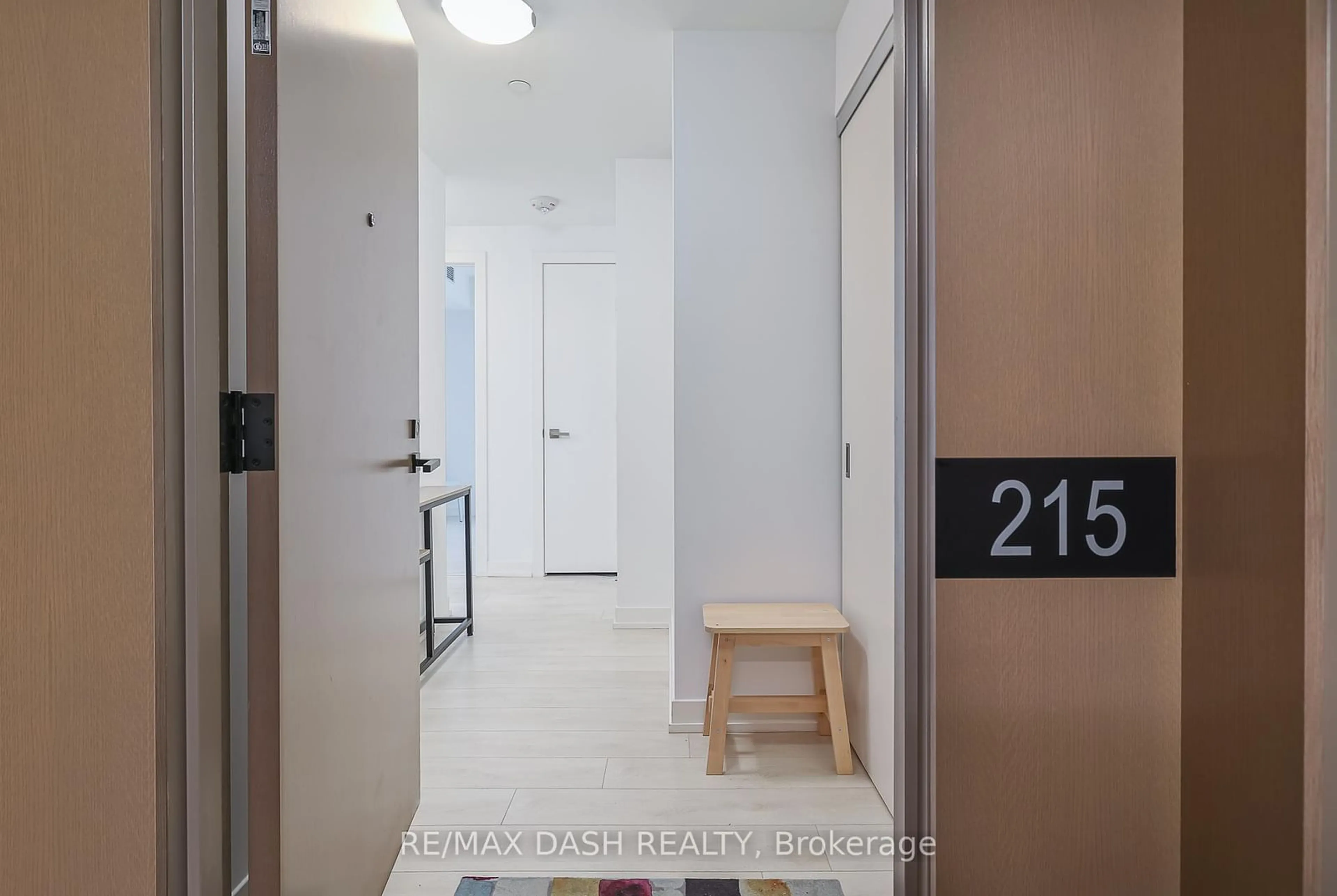 Indoor entryway for 223 St. Clair Ave #215, Toronto Ontario M4V 1R3