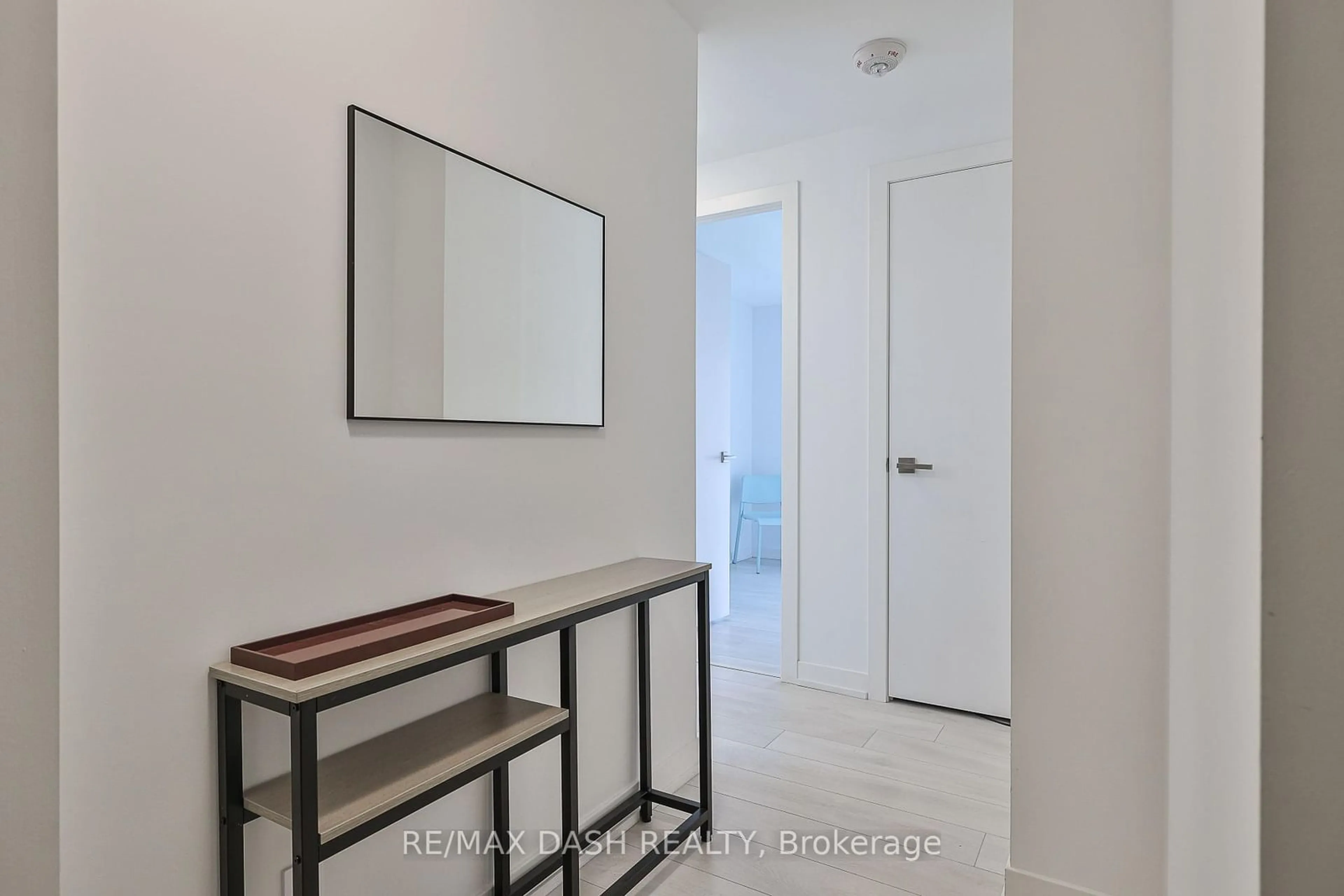 Indoor entryway for 223 St. Clair Ave #215, Toronto Ontario M4V 1R3