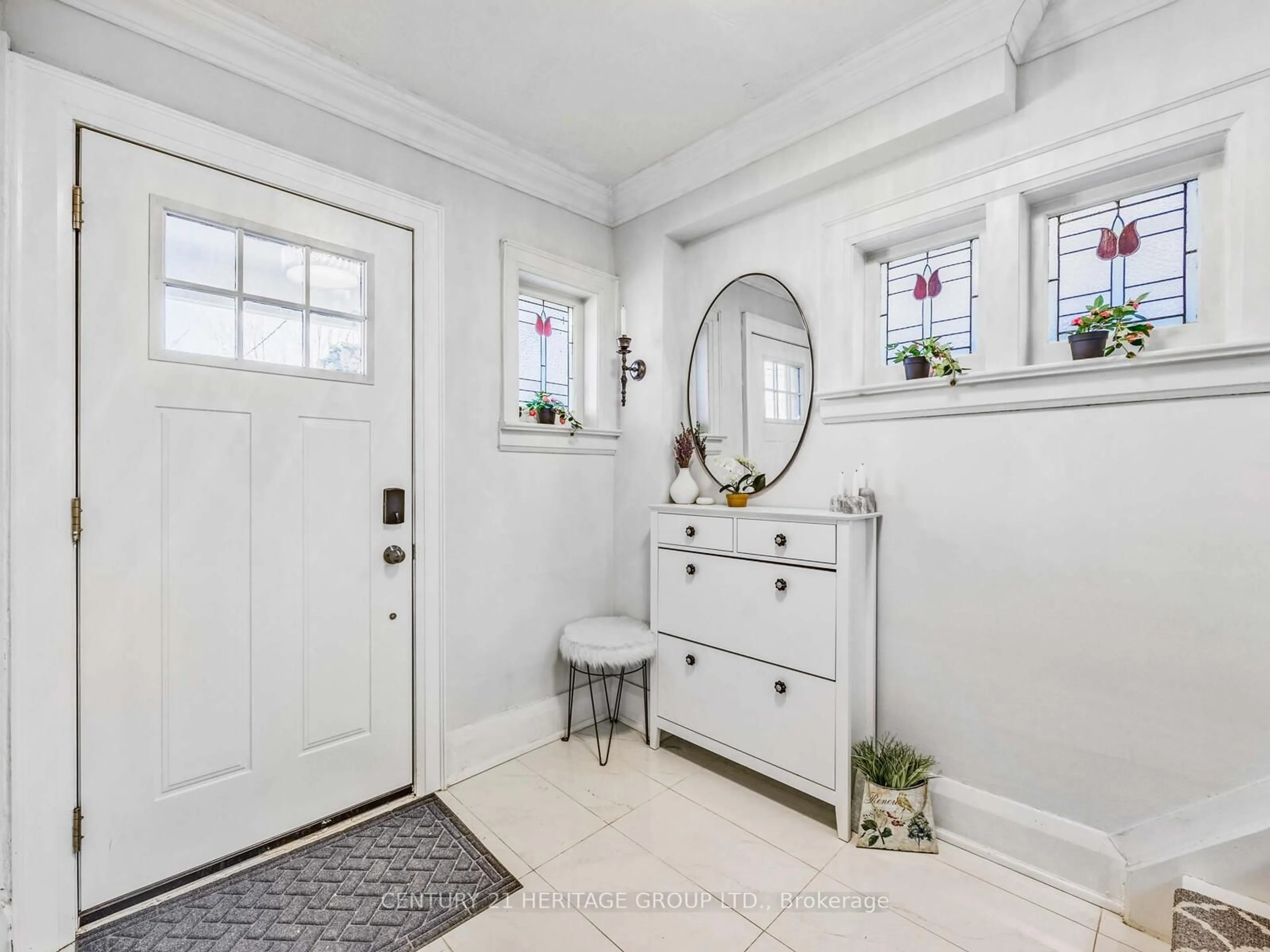 Indoor entryway for 49 Yonge Blvd, Toronto Ontario M5M 3G7