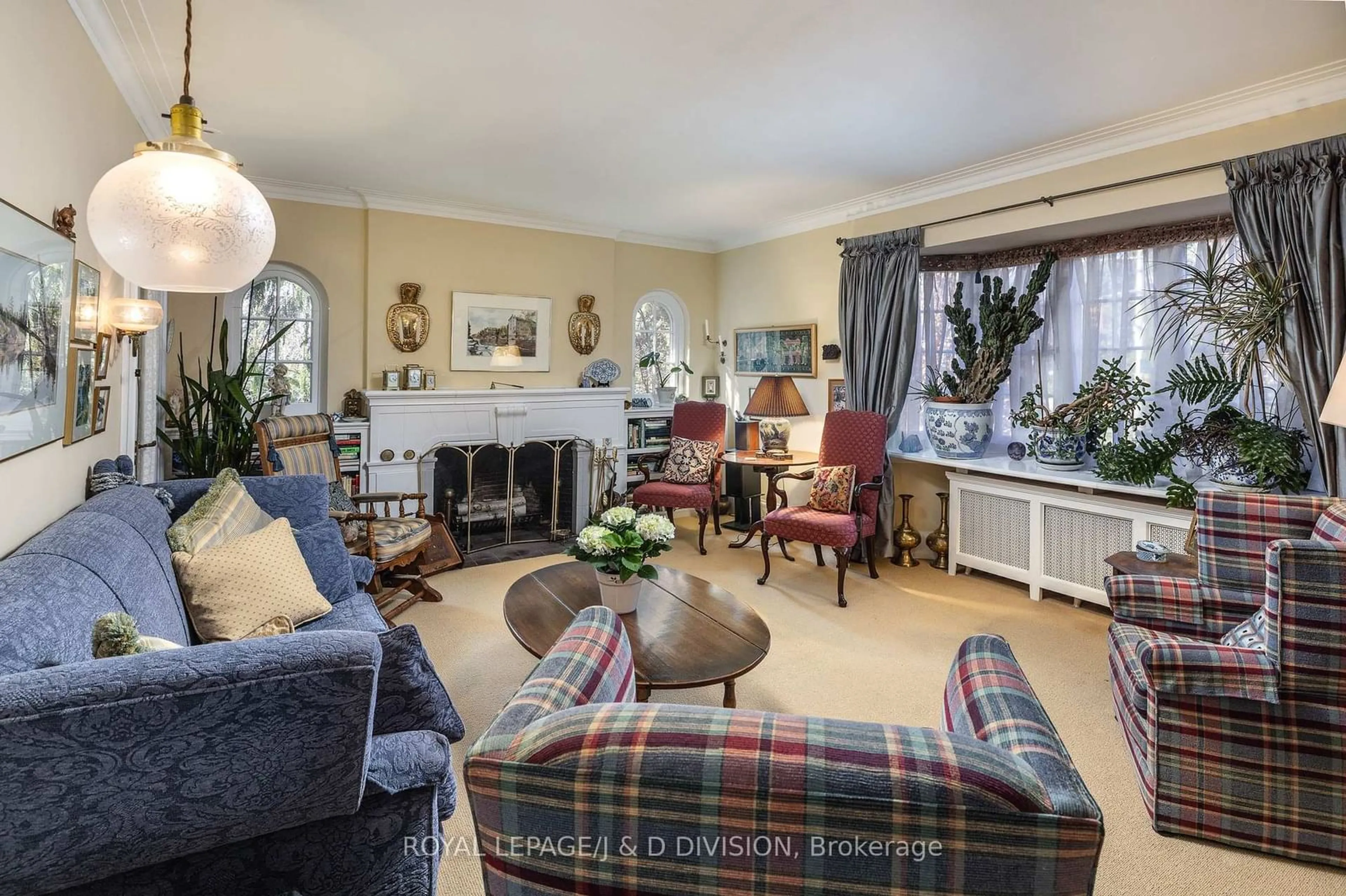 Living room with furniture, carpet floor for 40 Glengowan Rd, Toronto Ontario M4N 1G2