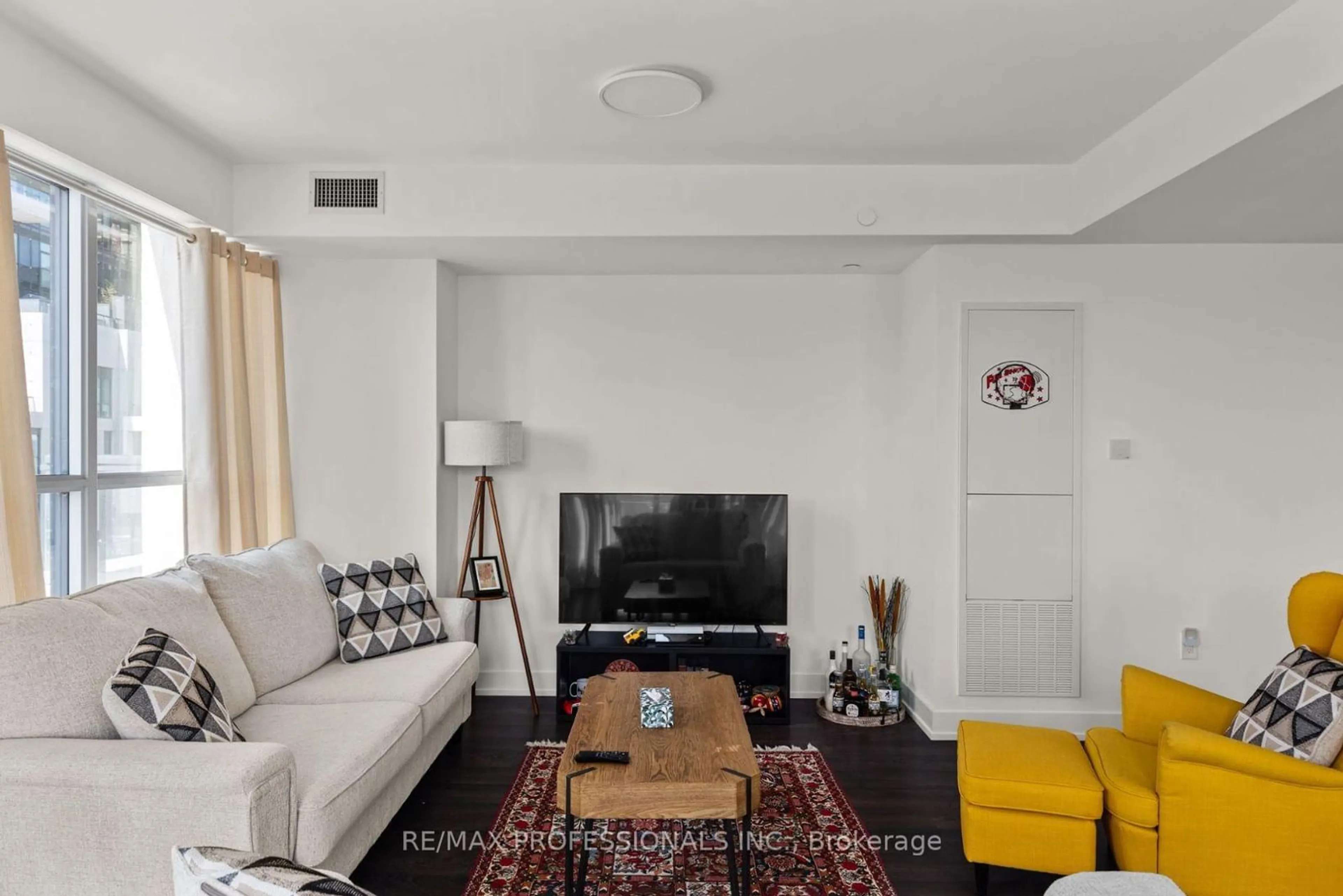 Living room with furniture, unknown for 30 Inn On The Park Dr #320, Toronto Ontario M3C 0P7