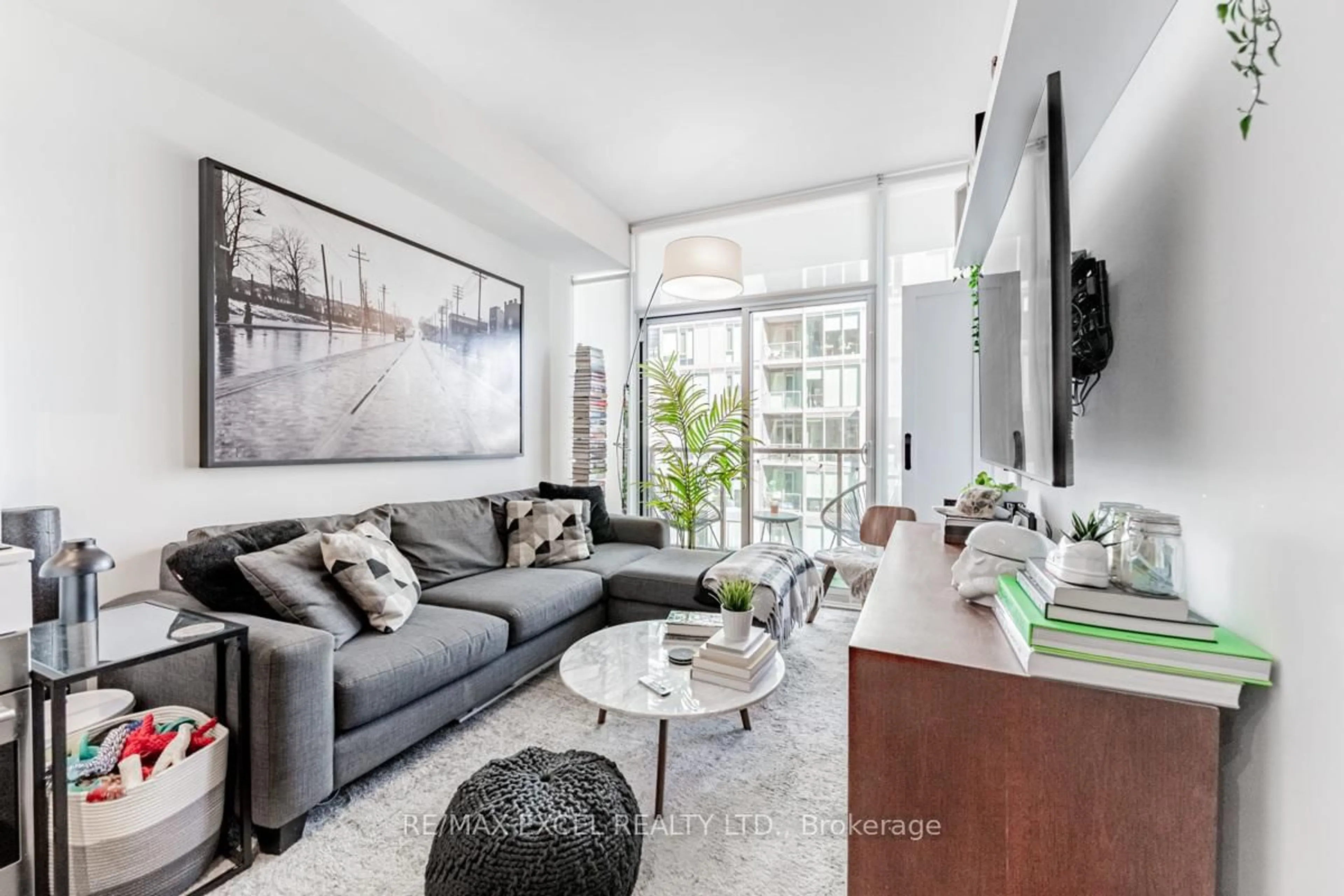 Living room with furniture, unknown for 33 Helendale Ave #504, Toronto Ontario M4R 0A4