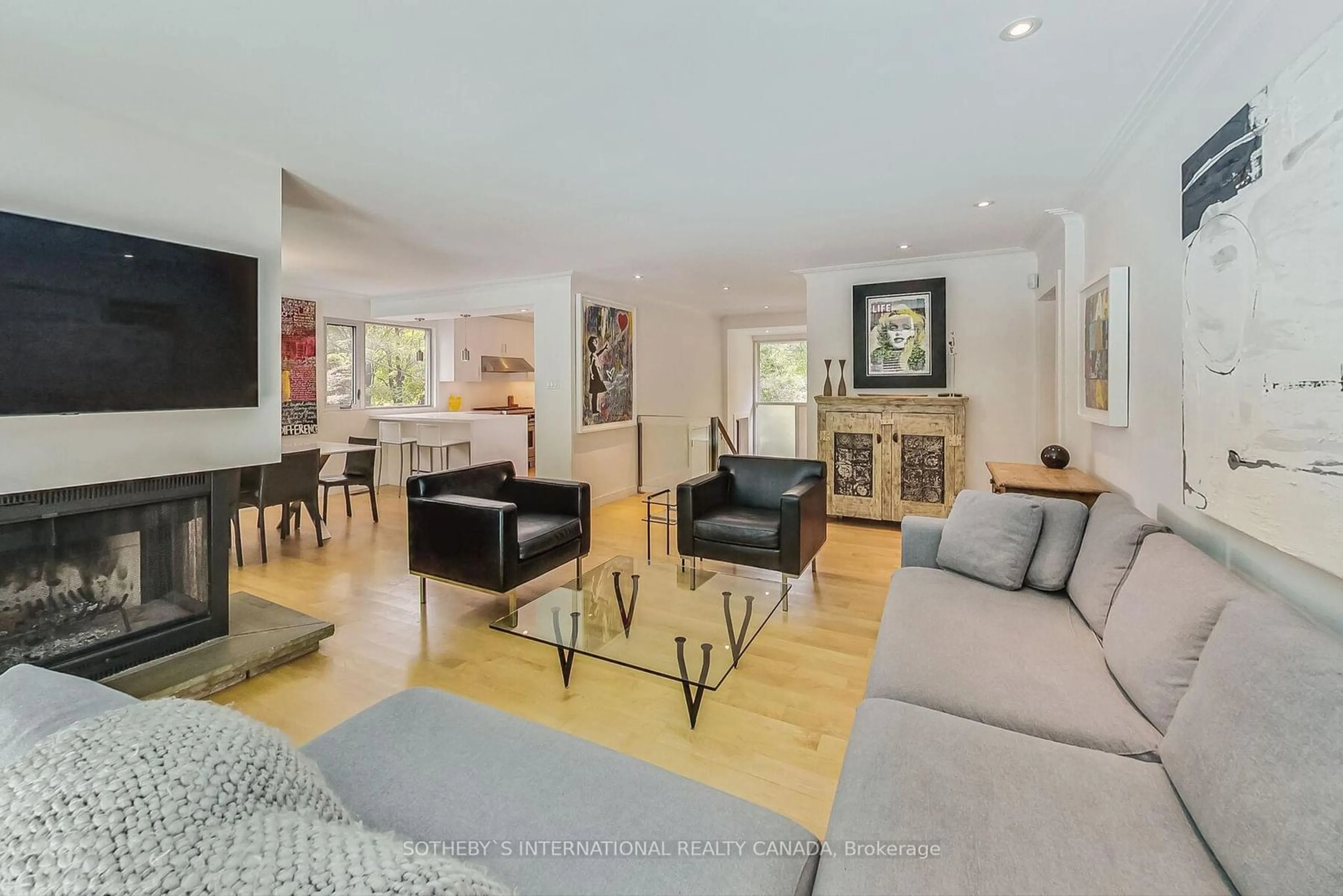 Living room with furniture, unknown for 41 Don River Blvd, Toronto Ontario M2N 2M8