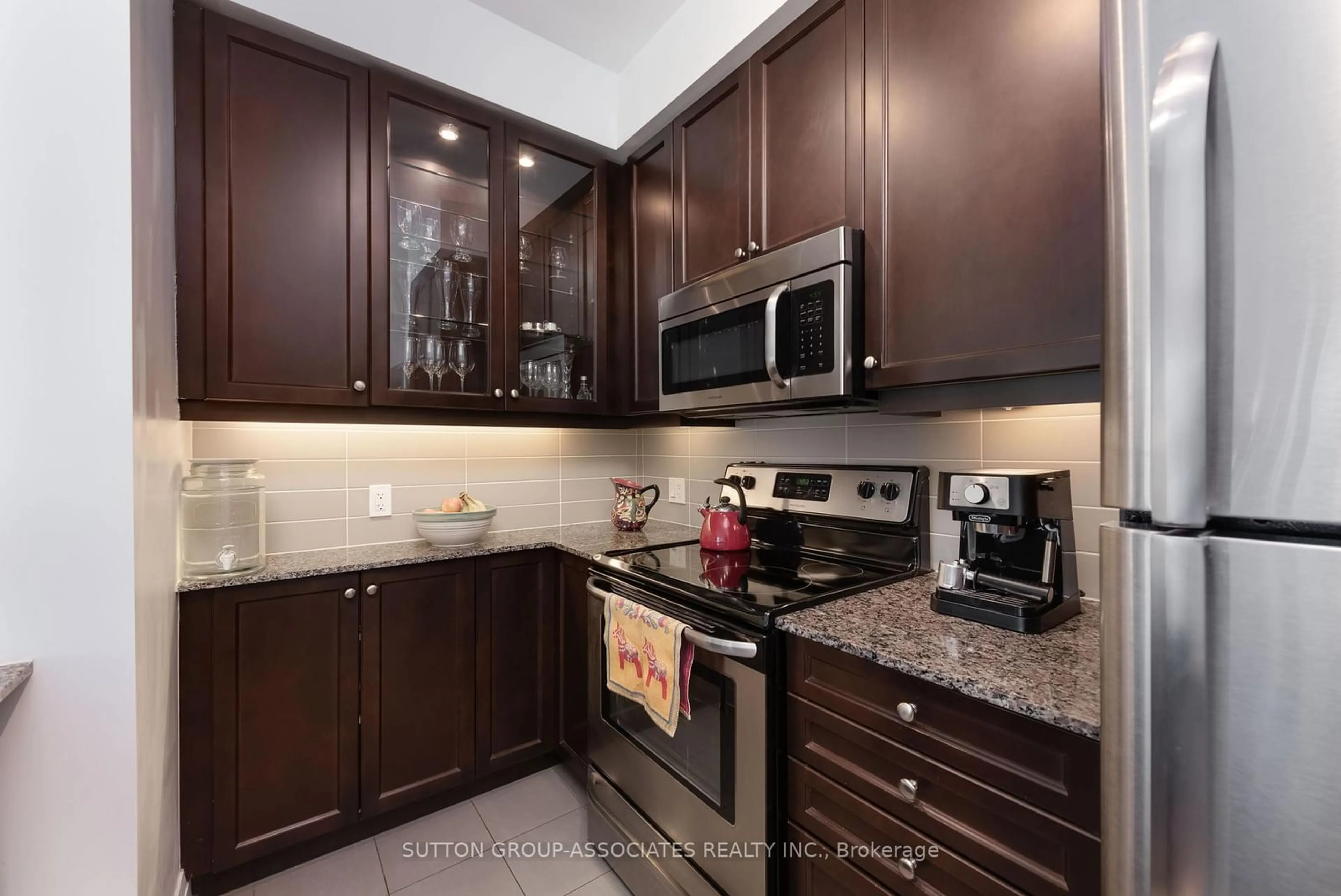Standard kitchen, ceramic/tile floor for 530 St Clair Ave #1405, Toronto Ontario M6C 0A2
