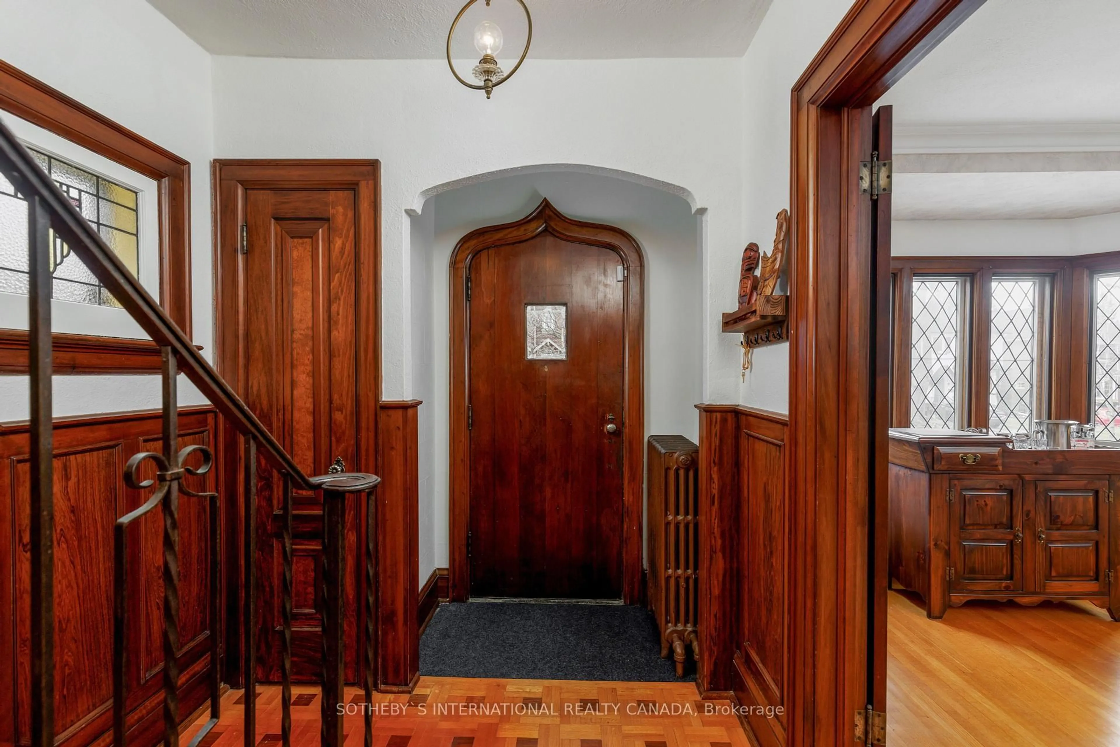 Indoor foyer for 61 Rumsey Rd, Toronto Ontario M4G 1N9