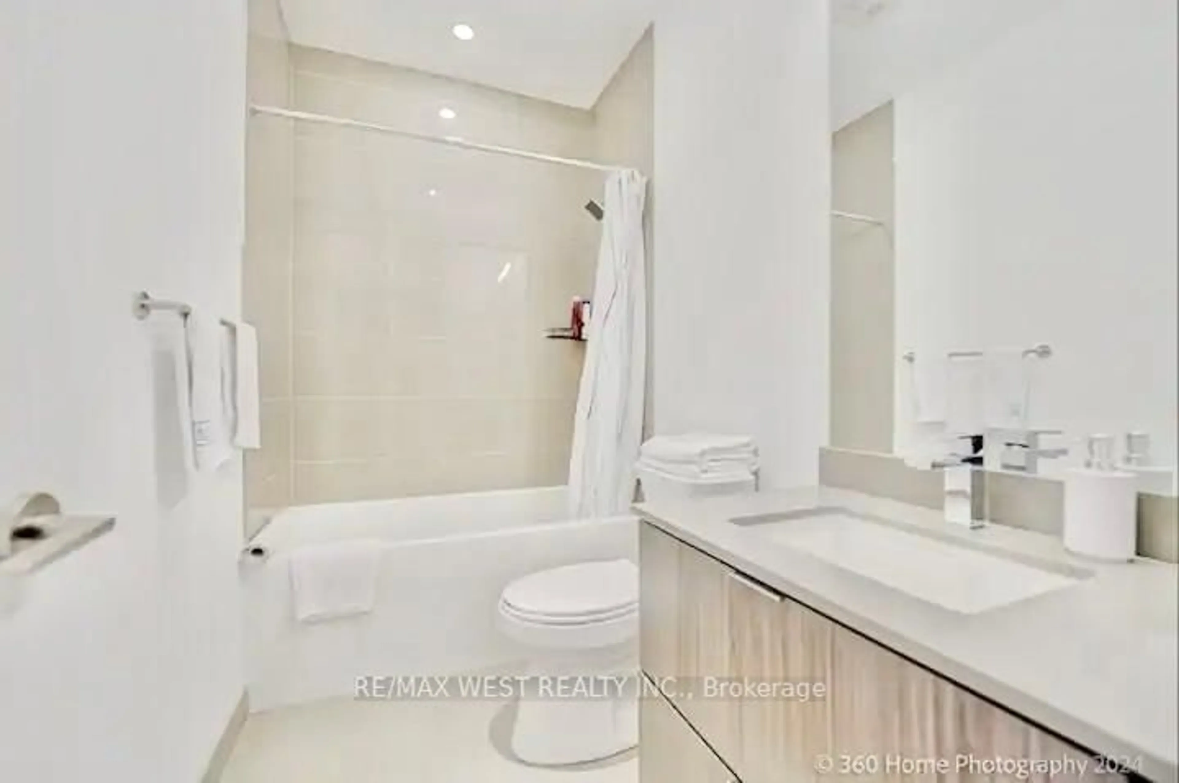 Standard bathroom, ceramic/tile floor for 395 Bloor St #5306, Toronto Ontario M4W 0B4