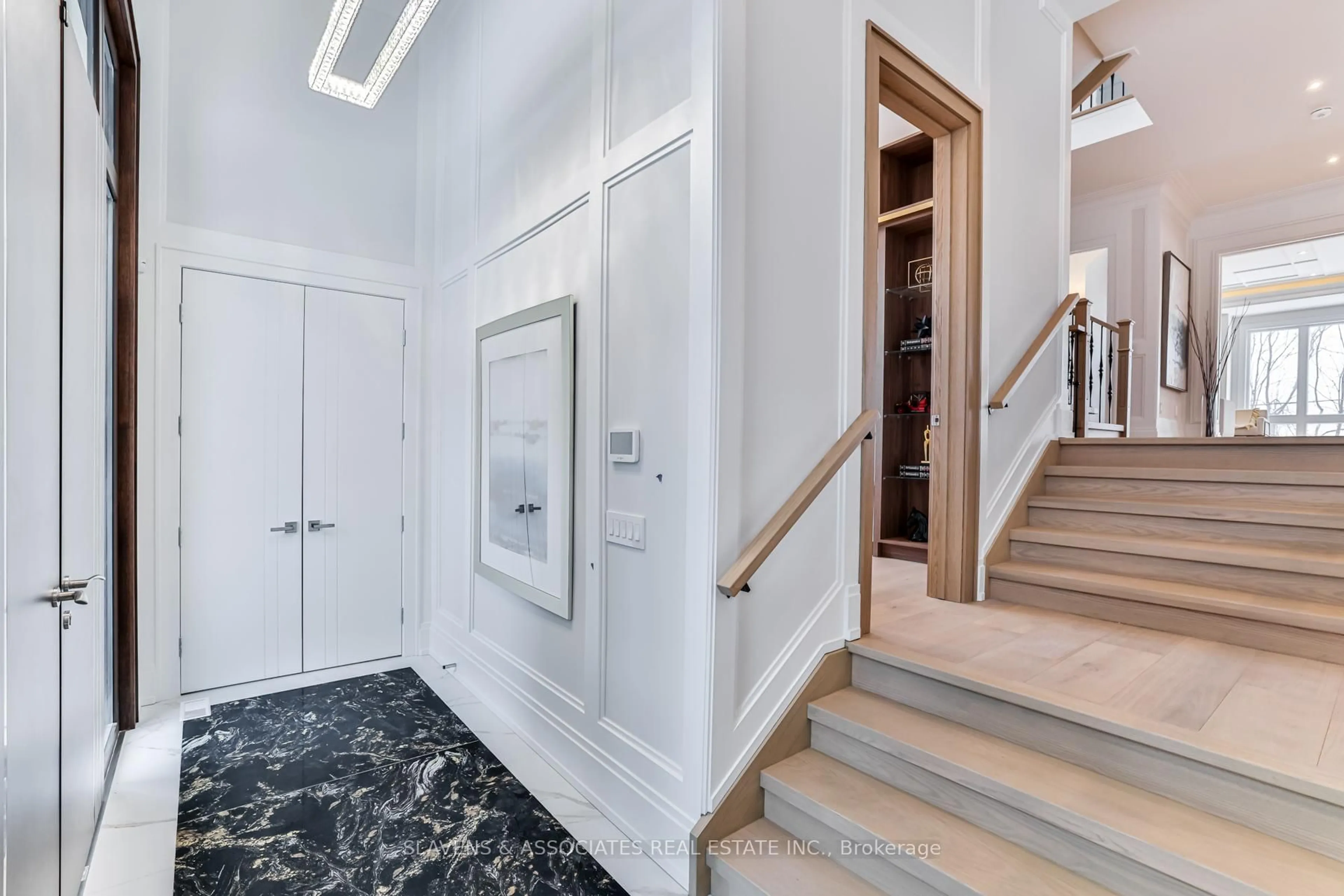 Indoor foyer for 237 Horsham Ave, Toronto Ontario M2N 2A7
