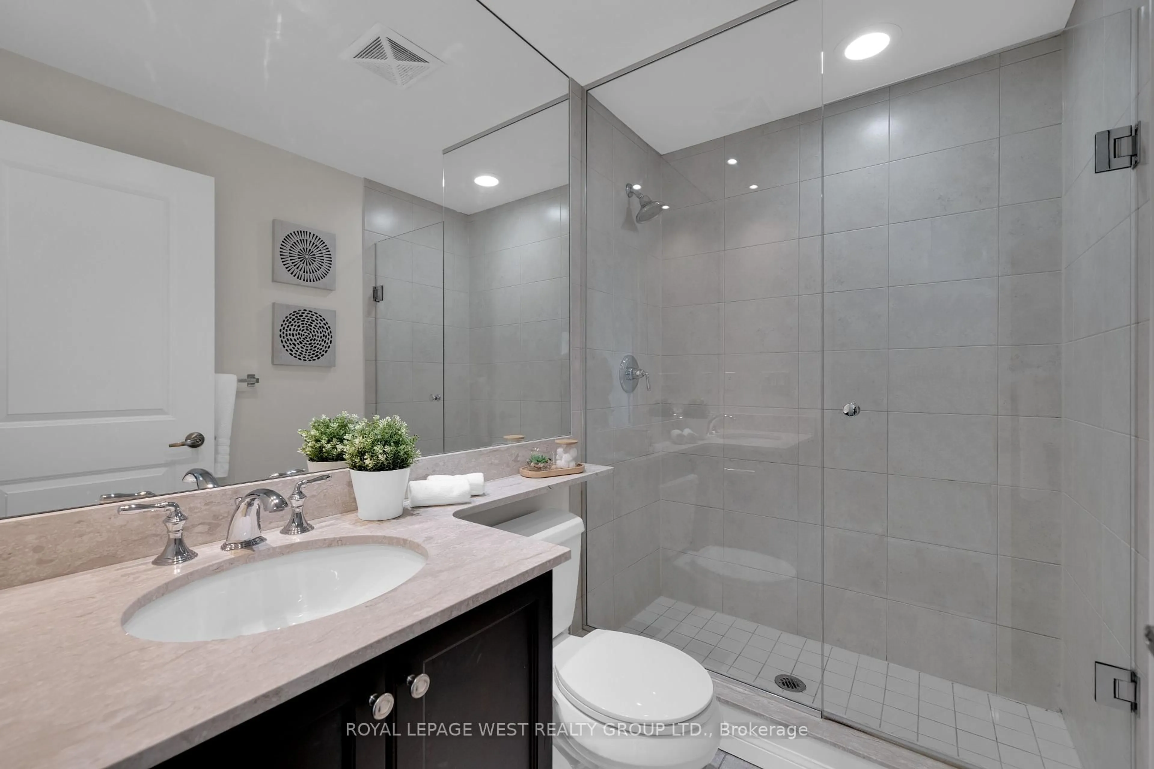 Standard bathroom, ceramic/tile floor for 628 Fleet St #1108, Toronto Ontario M5V 1A8