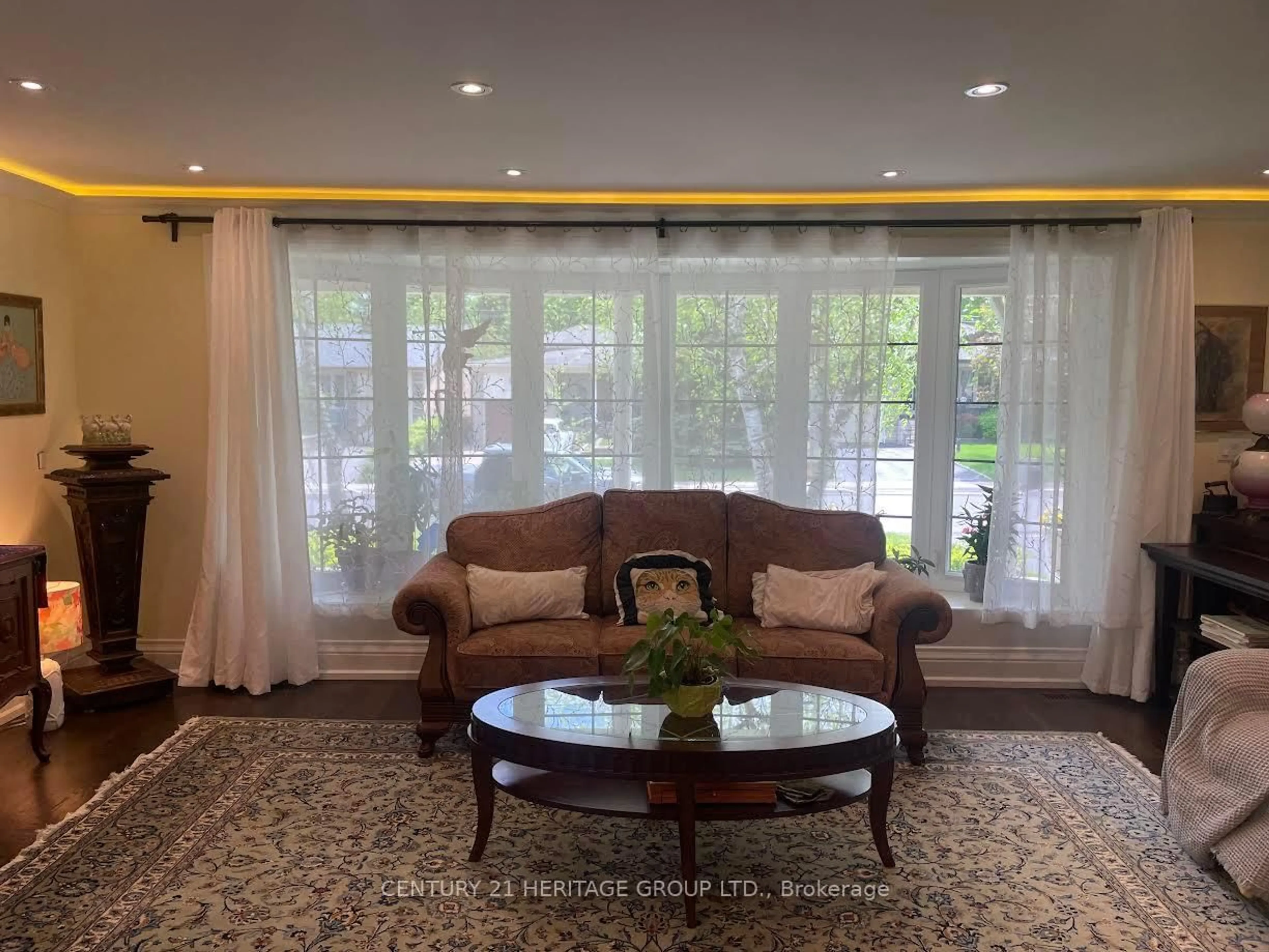 Living room with furniture, unknown for 28 Foxwarren Dr, Toronto Ontario M2K 1L3