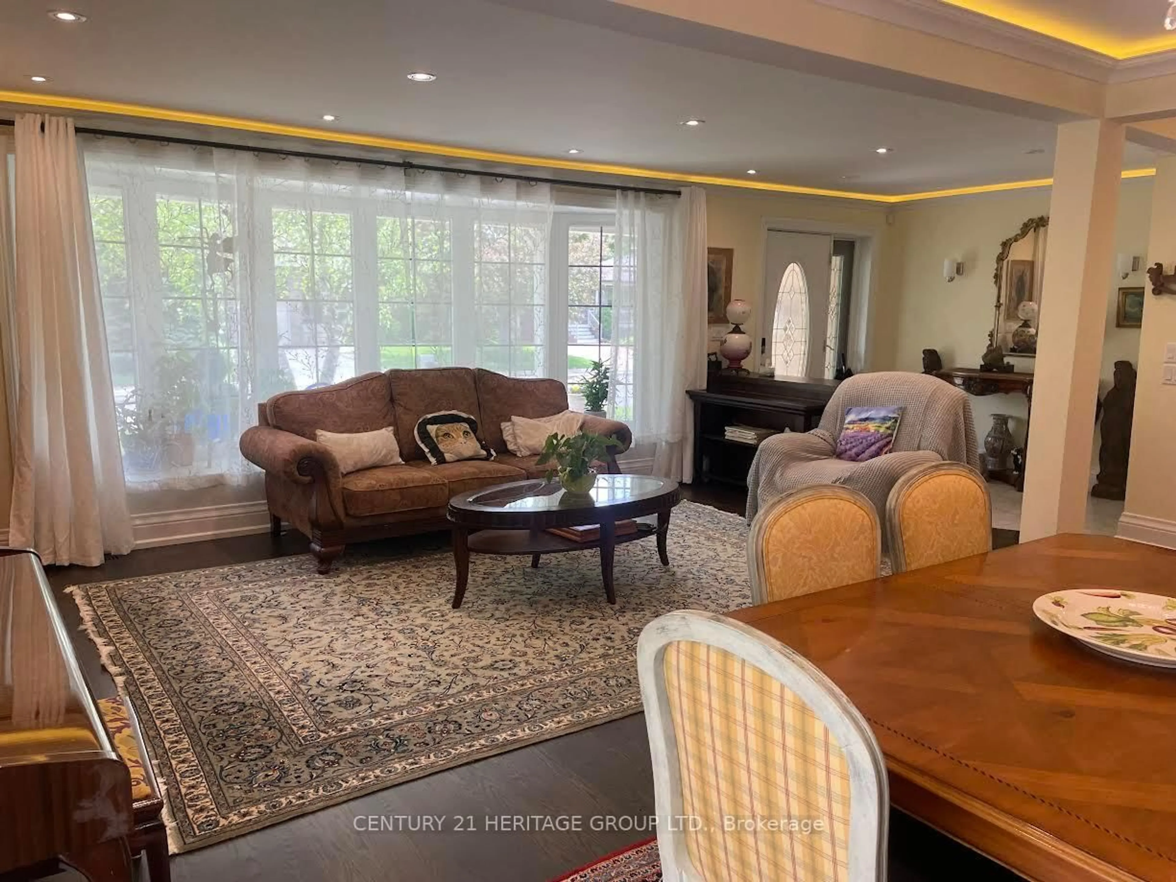 Living room with furniture, unknown for 28 Foxwarren Dr, Toronto Ontario M2K 1L3