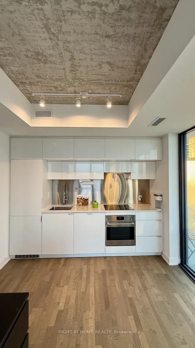 Primary image of 185 Roehampton Ave Unit 1405