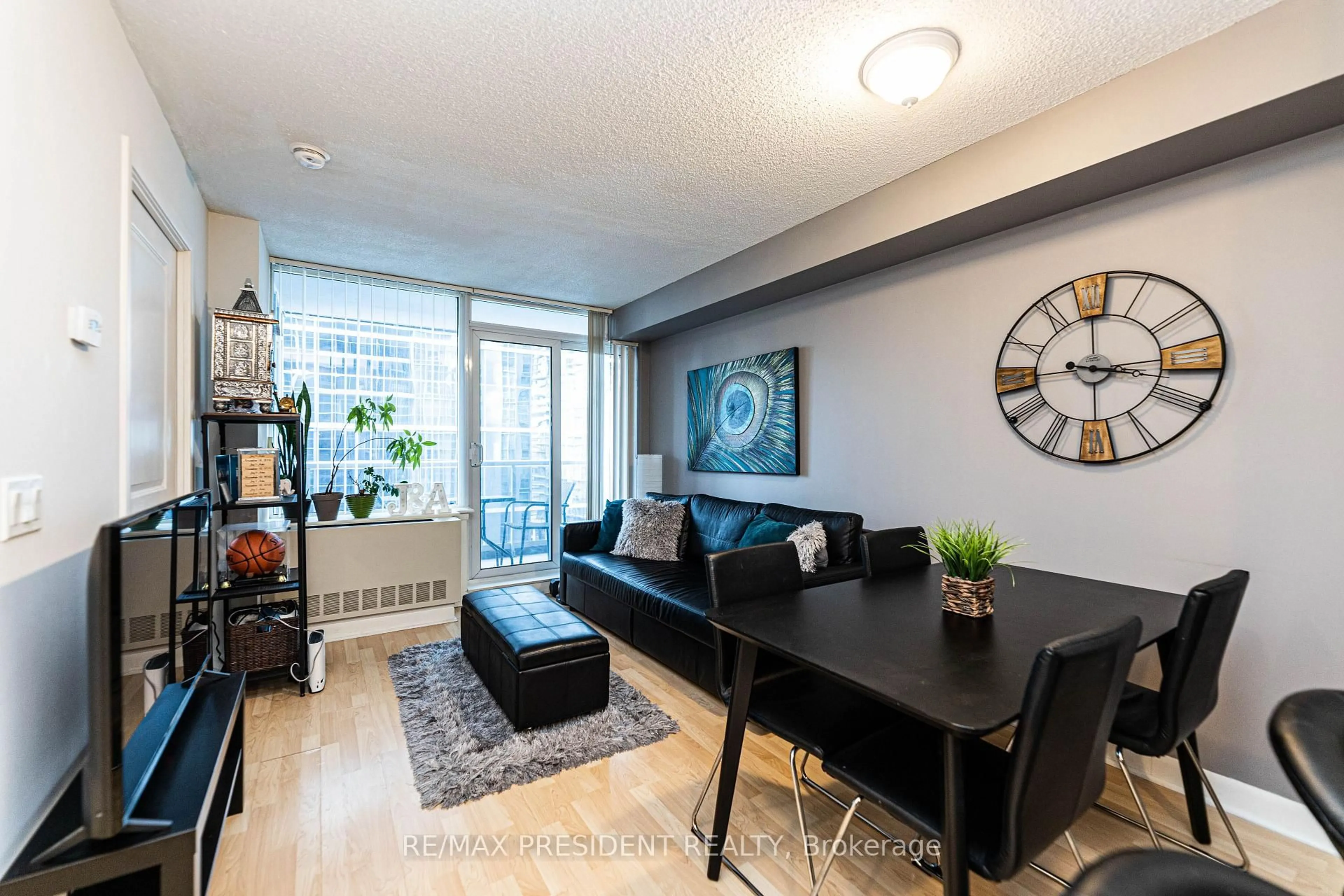 Living room with furniture, wood/laminate floor for 4978 Yonge St #1911, Toronto Ontario M2N 7G8