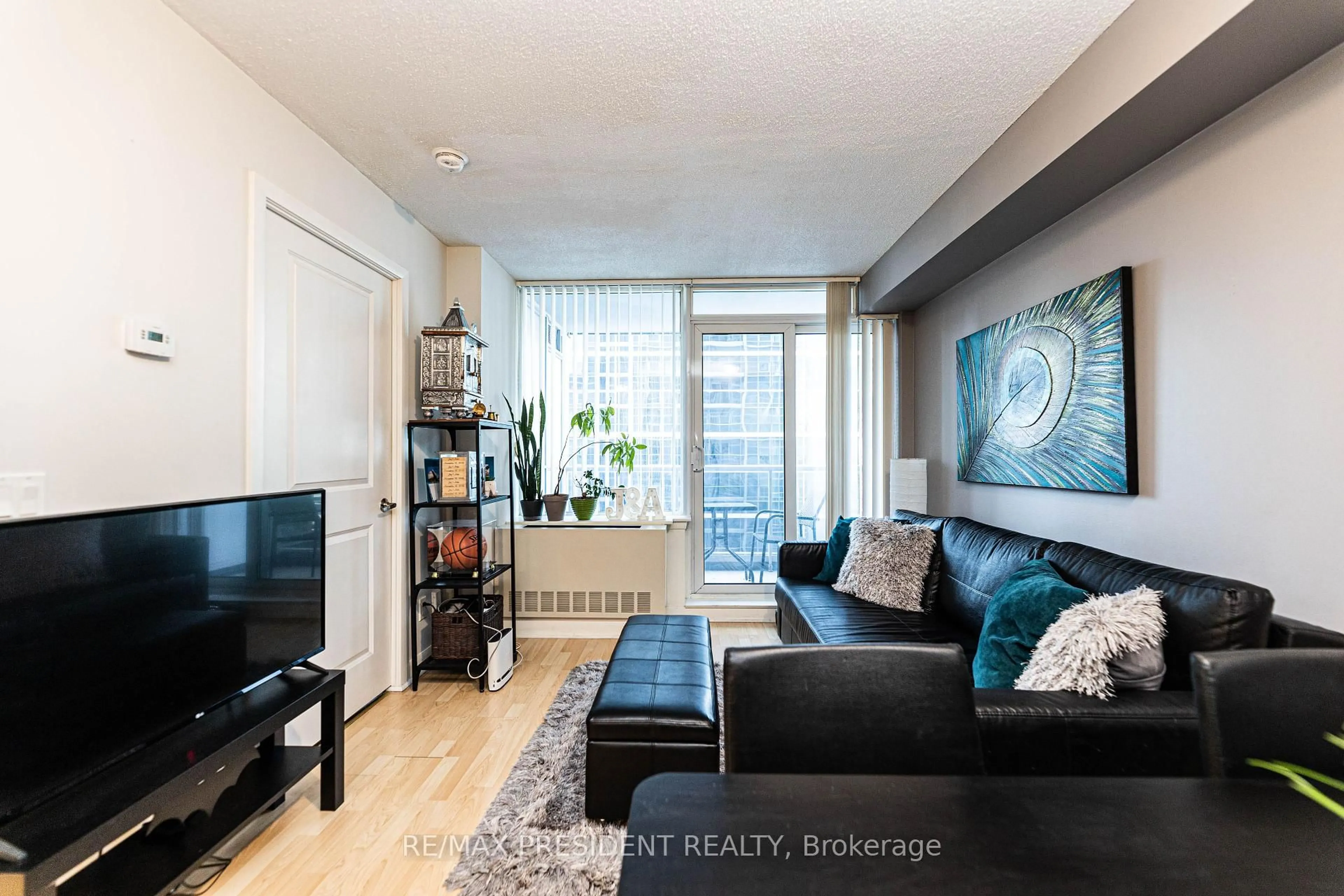 Living room with furniture, wood/laminate floor for 4978 Yonge St #1911, Toronto Ontario M2N 7G8