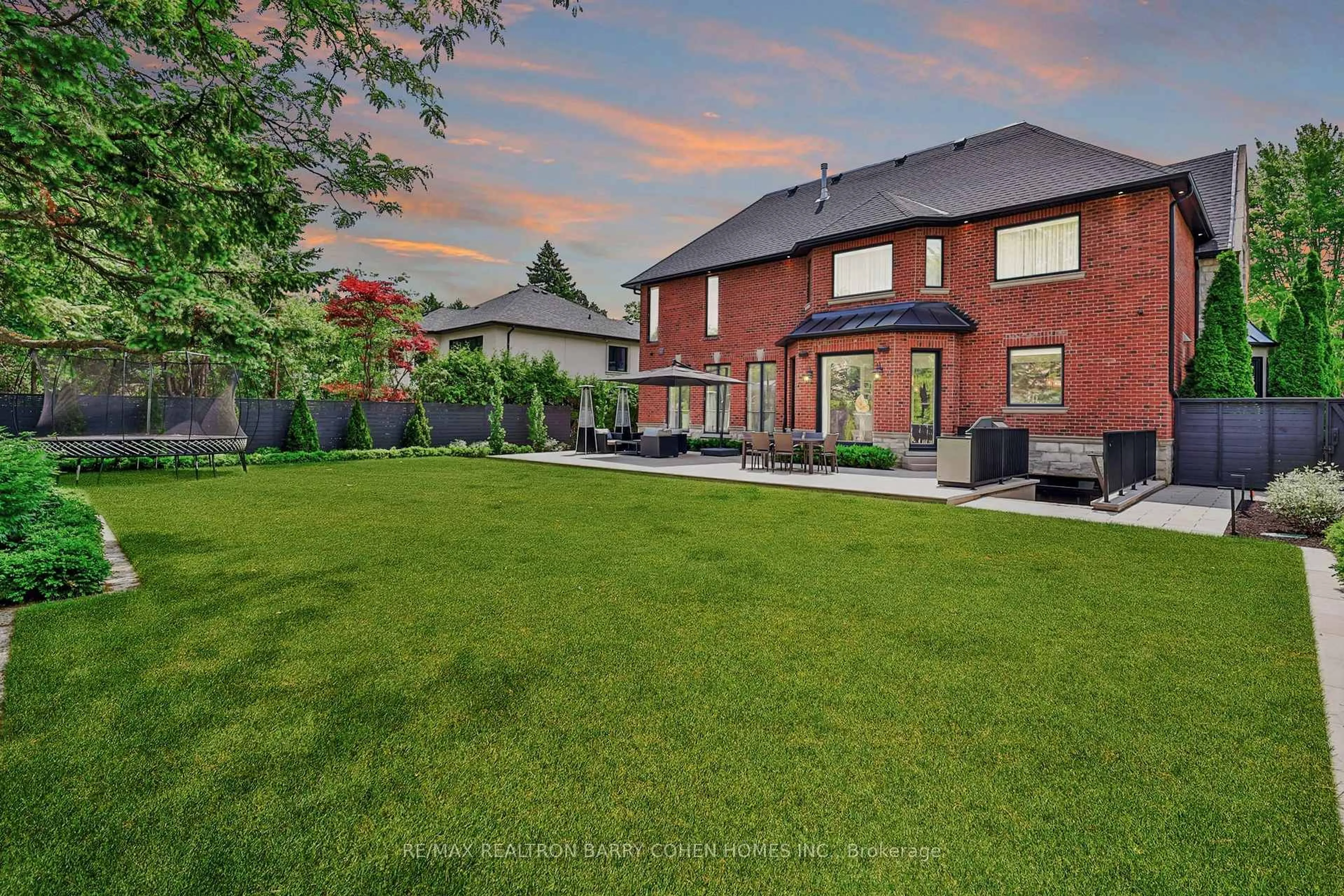 A pic from outside/outdoor area/front of a property/back of a property/a pic from drone, street for 148 Highland Cres, Toronto Ontario M2L 1H3
