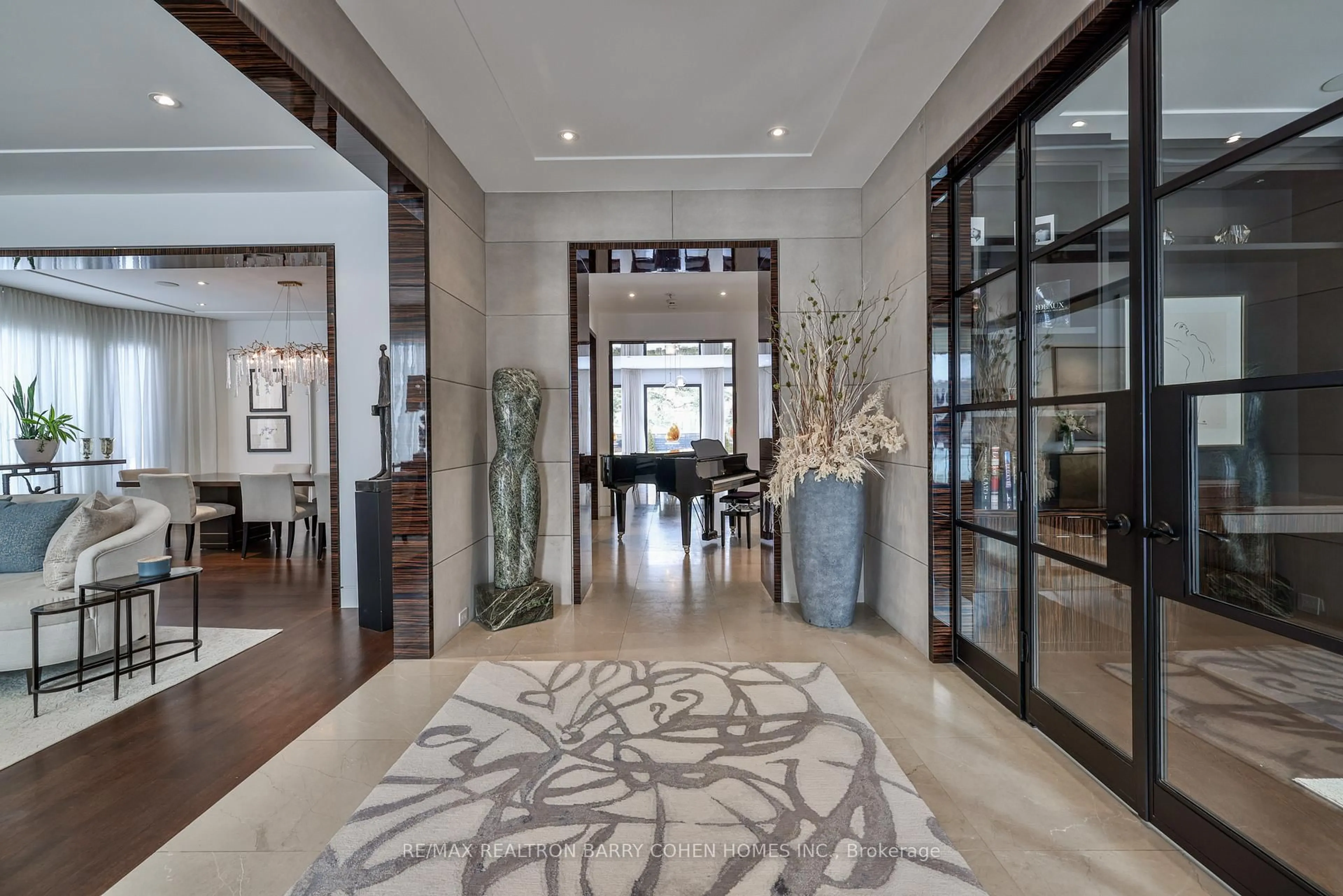 Indoor foyer for 148 Highland Cres, Toronto Ontario M2L 1H3