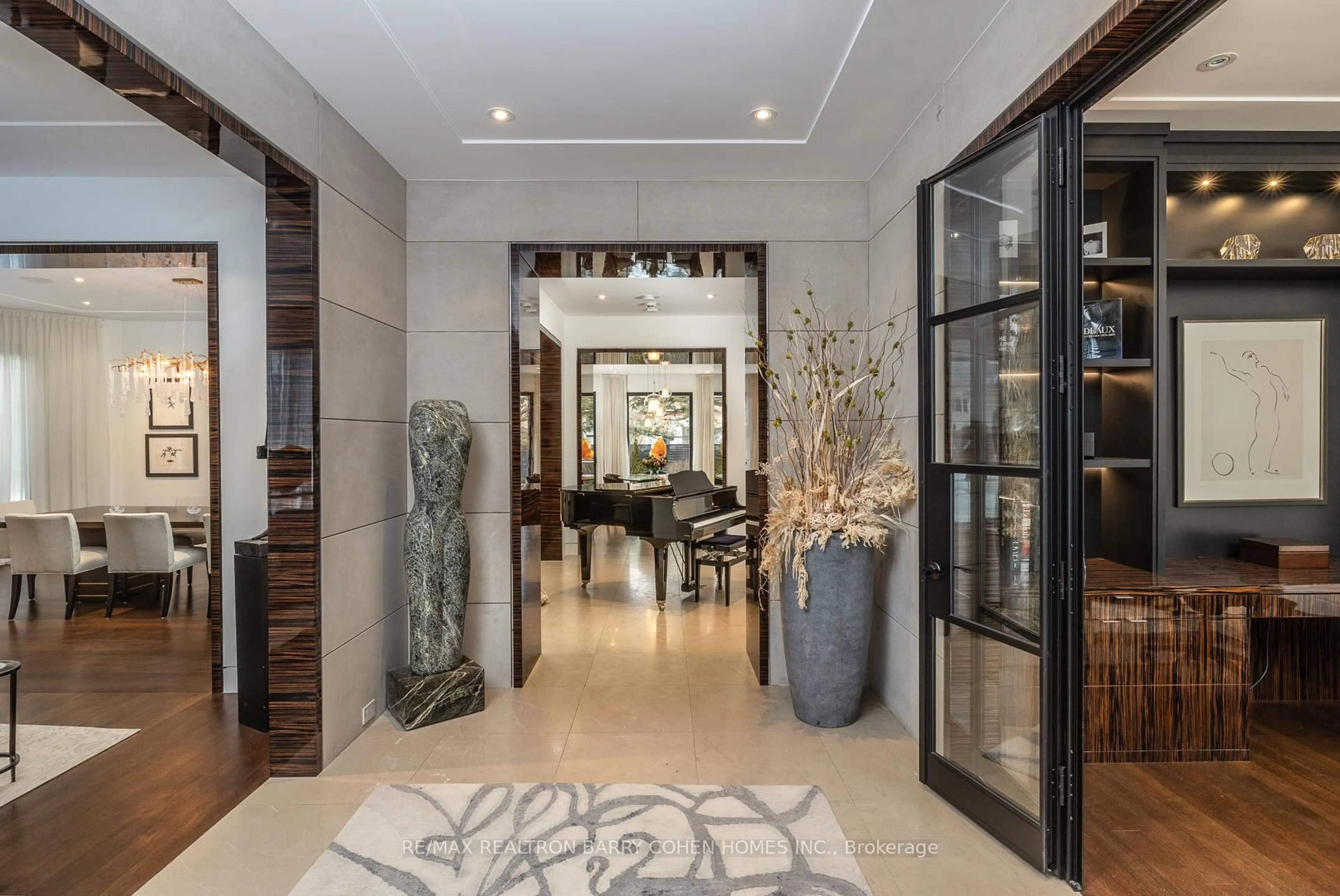 Indoor foyer for 148 Highland Cres, Toronto Ontario M2L 1H3