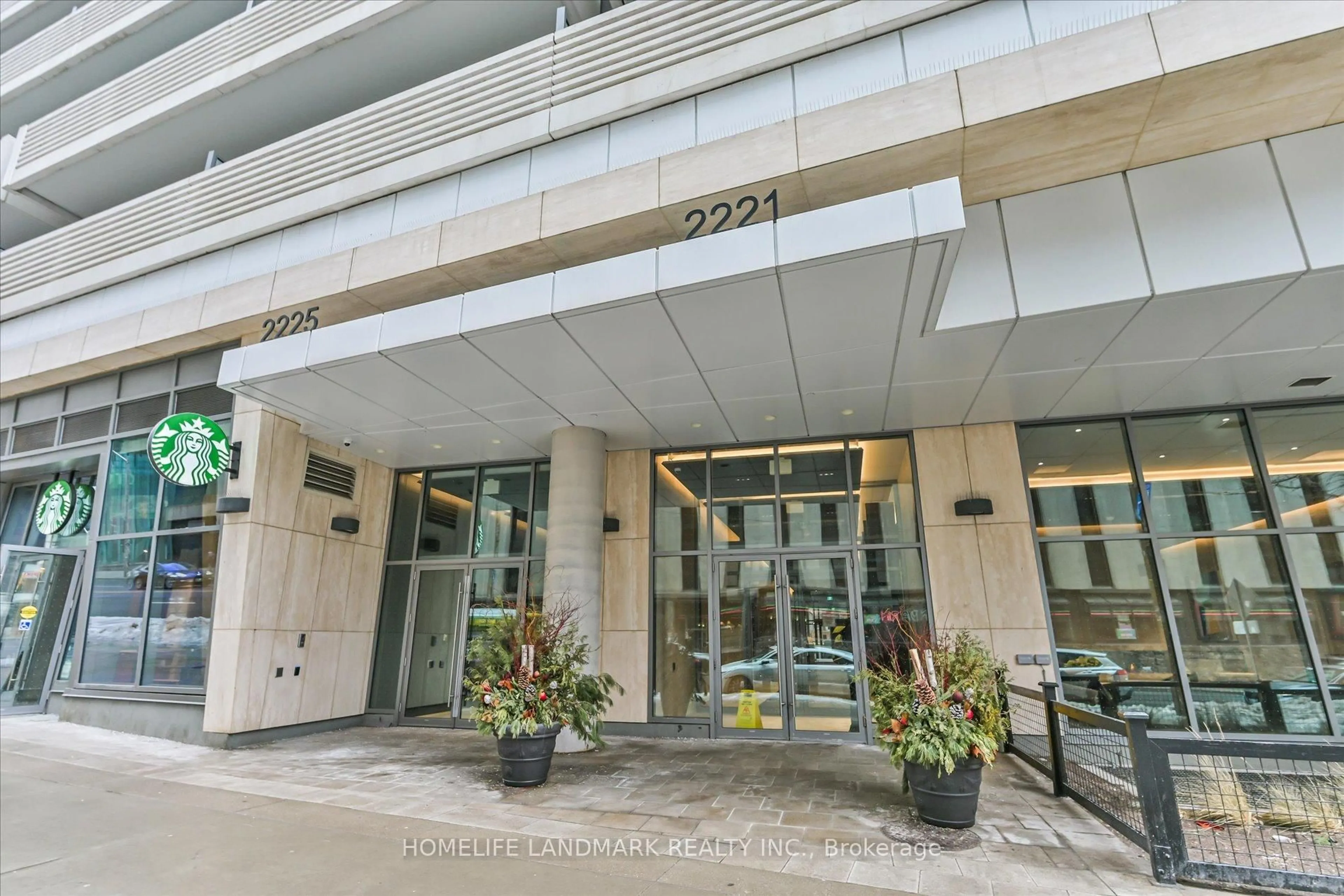 Indoor foyer for 2221 Yonge St #4003, Toronto Ontario M4S 0B8