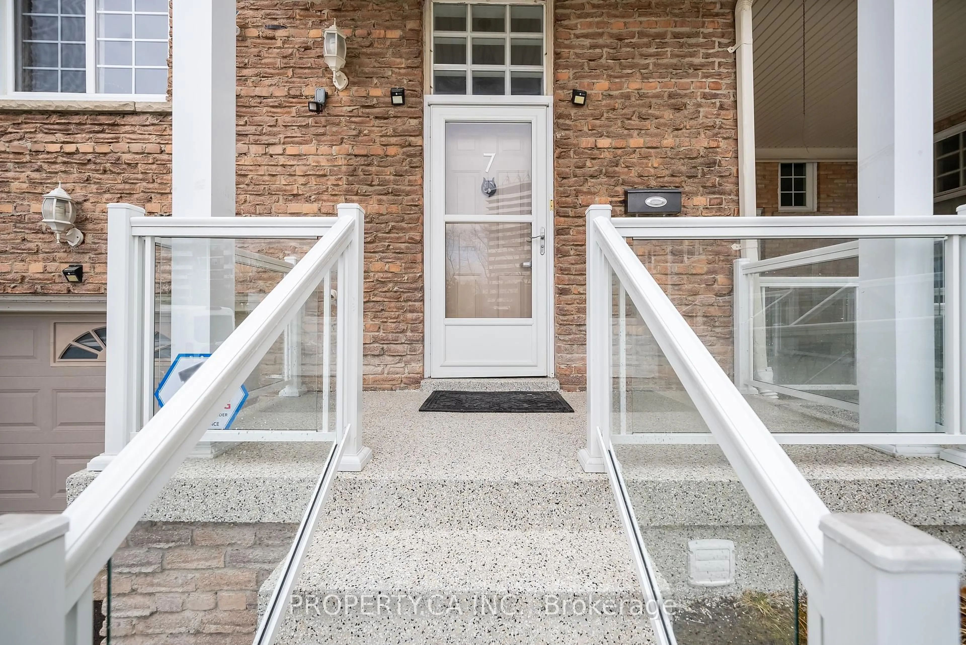 Indoor foyer for 5937 Bathurst St #7, Toronto Ontario M2R 1Y8
