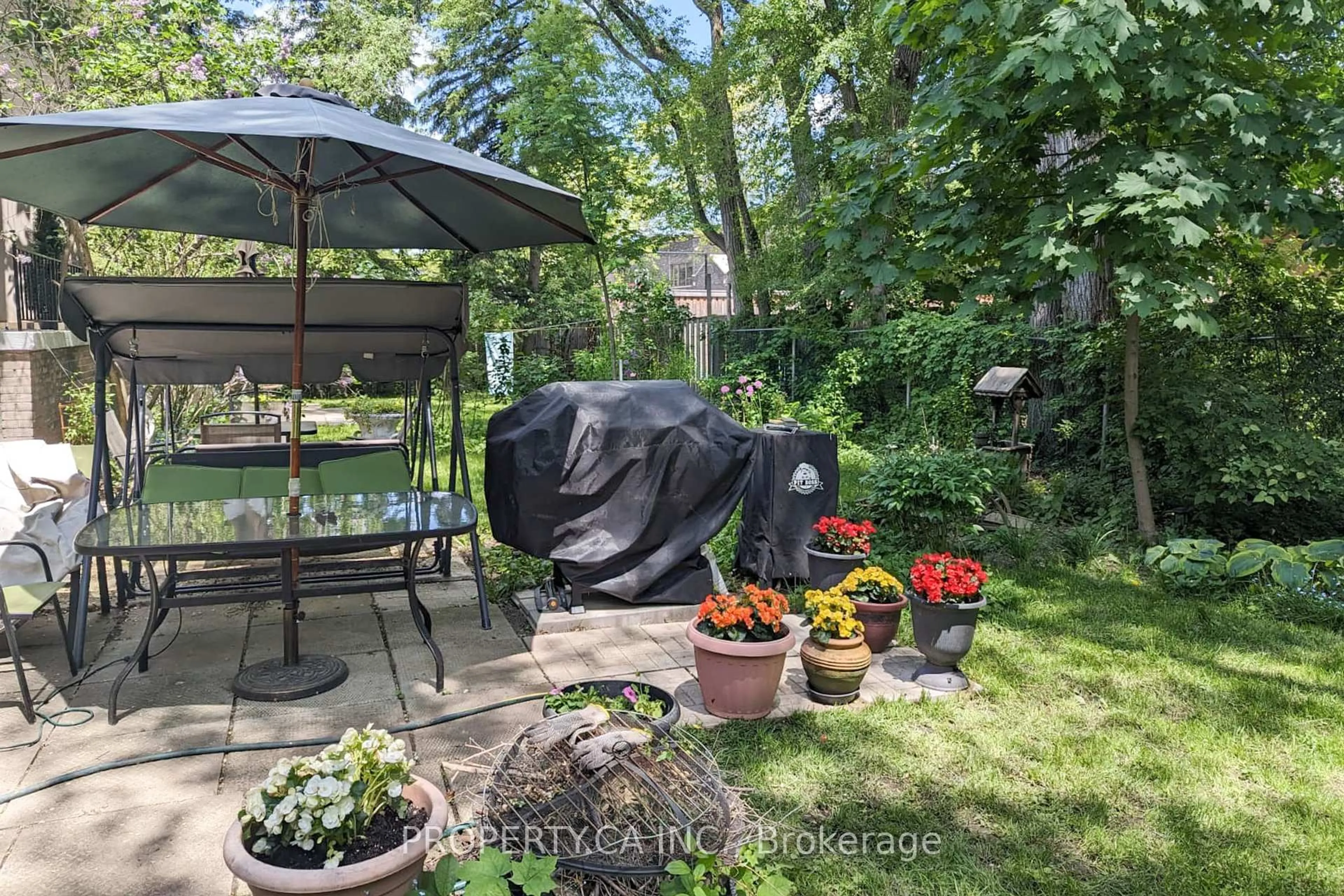 Patio, street for 5937 Bathurst St #7, Toronto Ontario M2R 1Y8