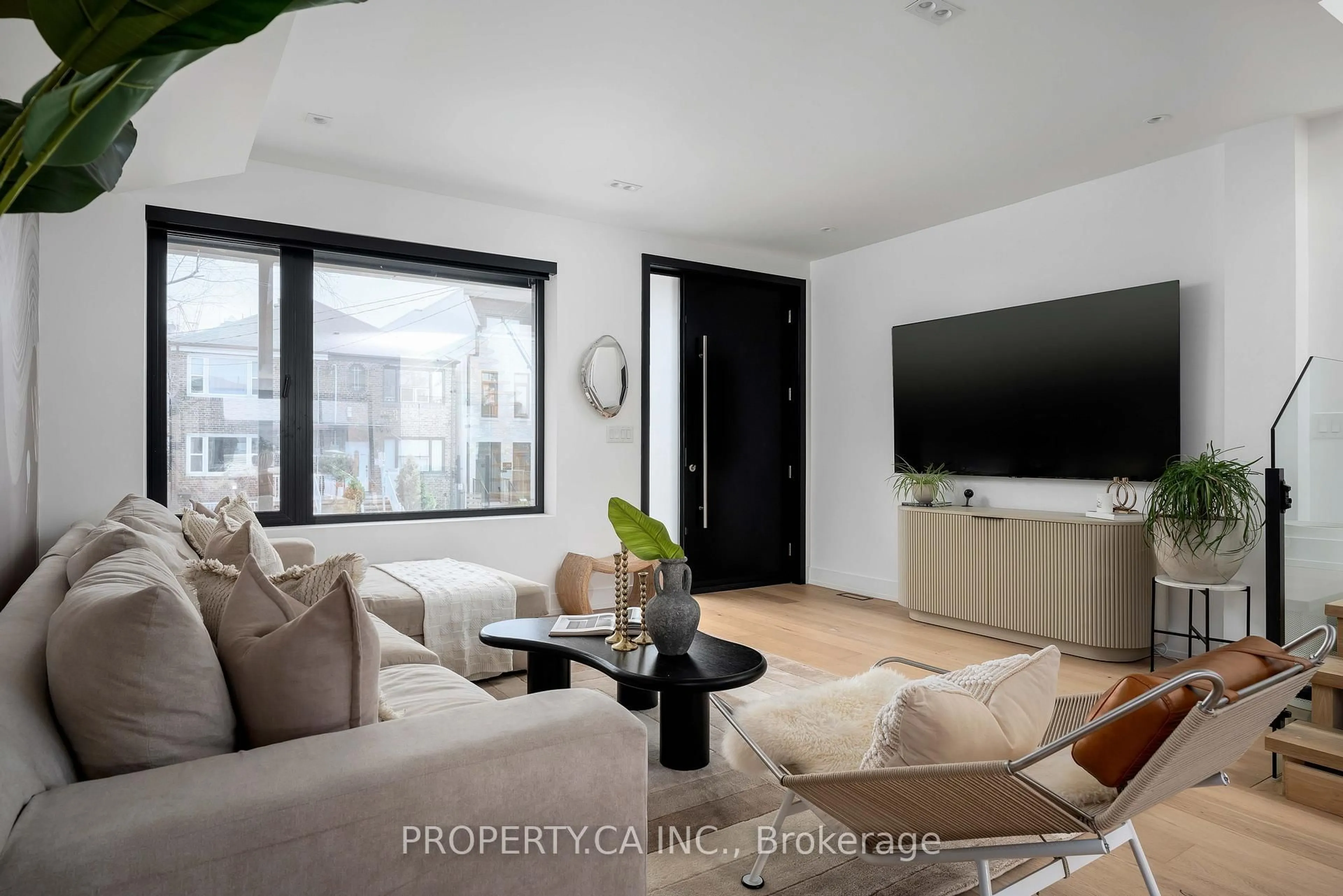 Living room with furniture, unknown for 268 Euclid Ave, Toronto Ontario M6J 2K2
