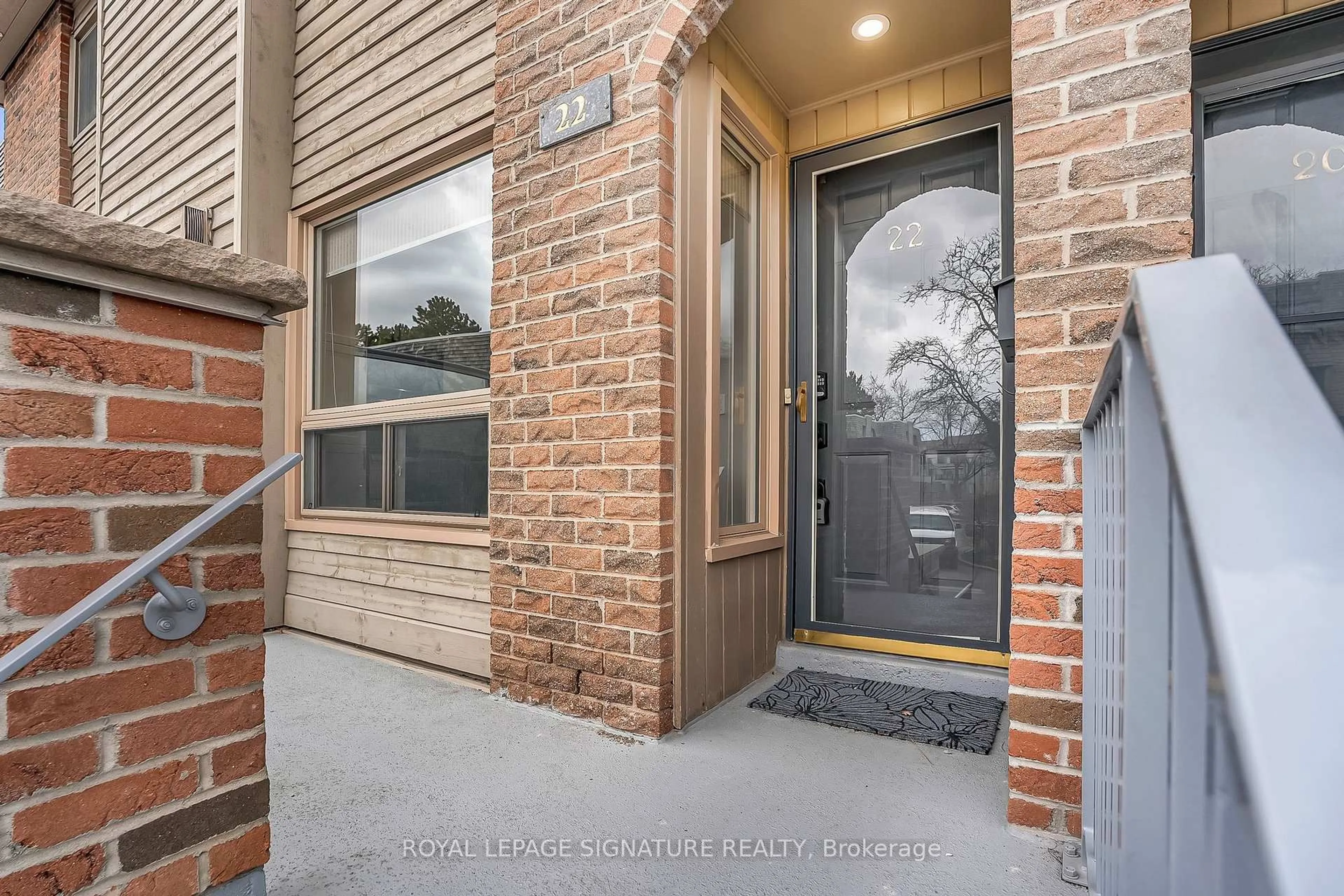 Indoor entryway for 22 Dutch Myrtle Way, Toronto Ontario M3B 3K8