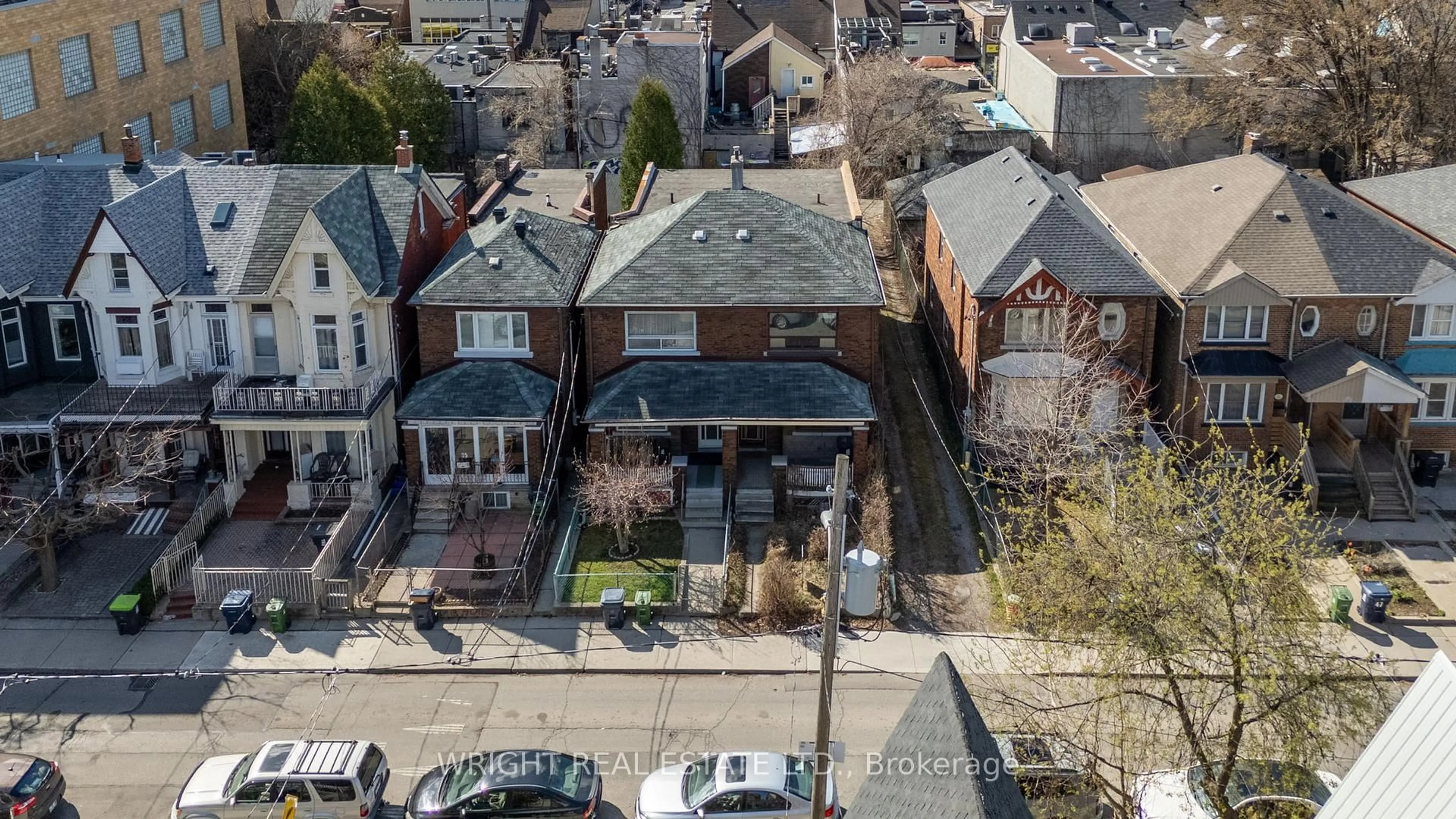 A pic from outside/outdoor area/front of a property/back of a property/a pic from drone, street for 39 Nassau St, Toronto Ontario M5T 1M3