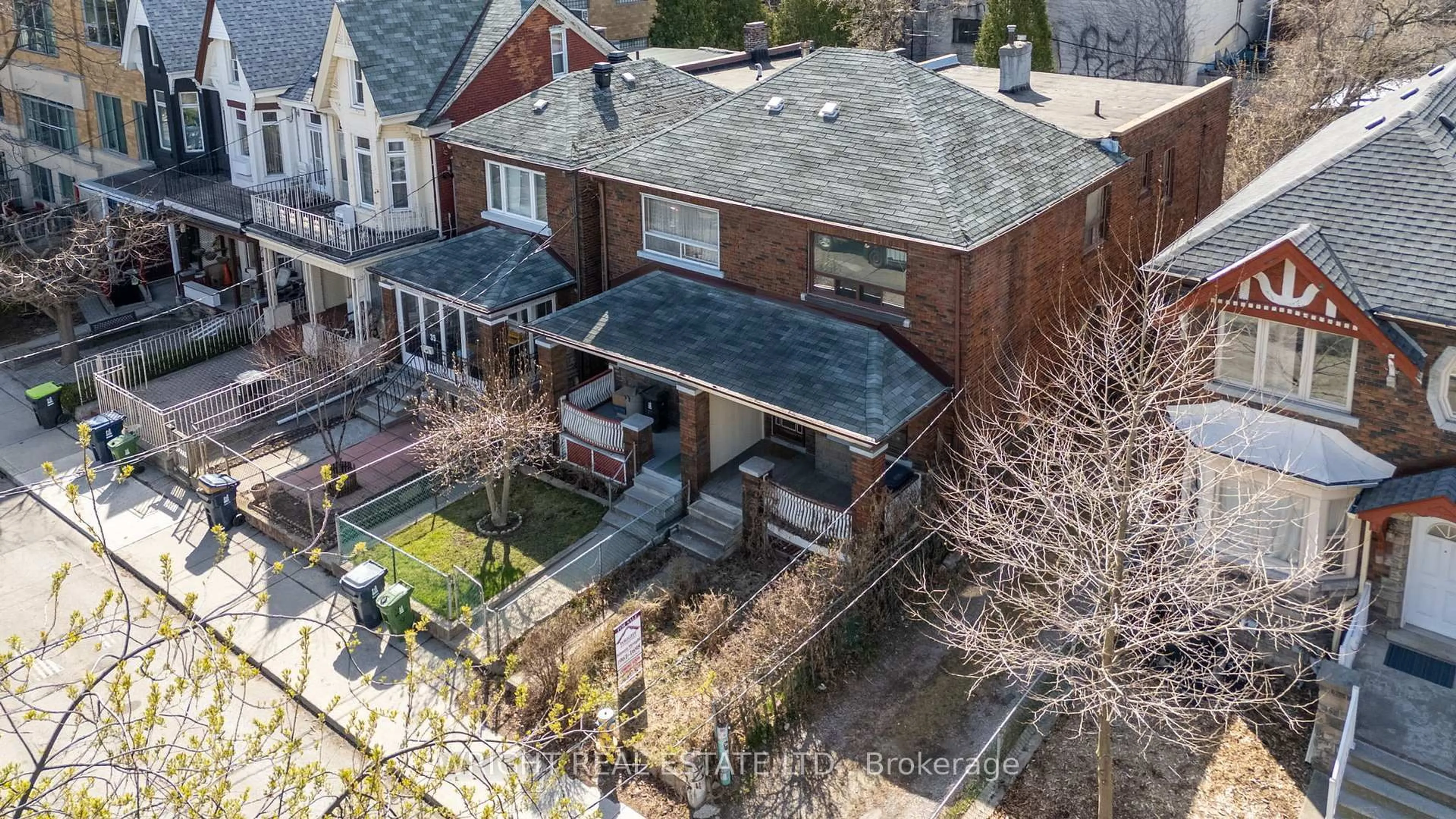 A pic from outside/outdoor area/front of a property/back of a property/a pic from drone, street for 39 Nassau St, Toronto Ontario M5T 1M3