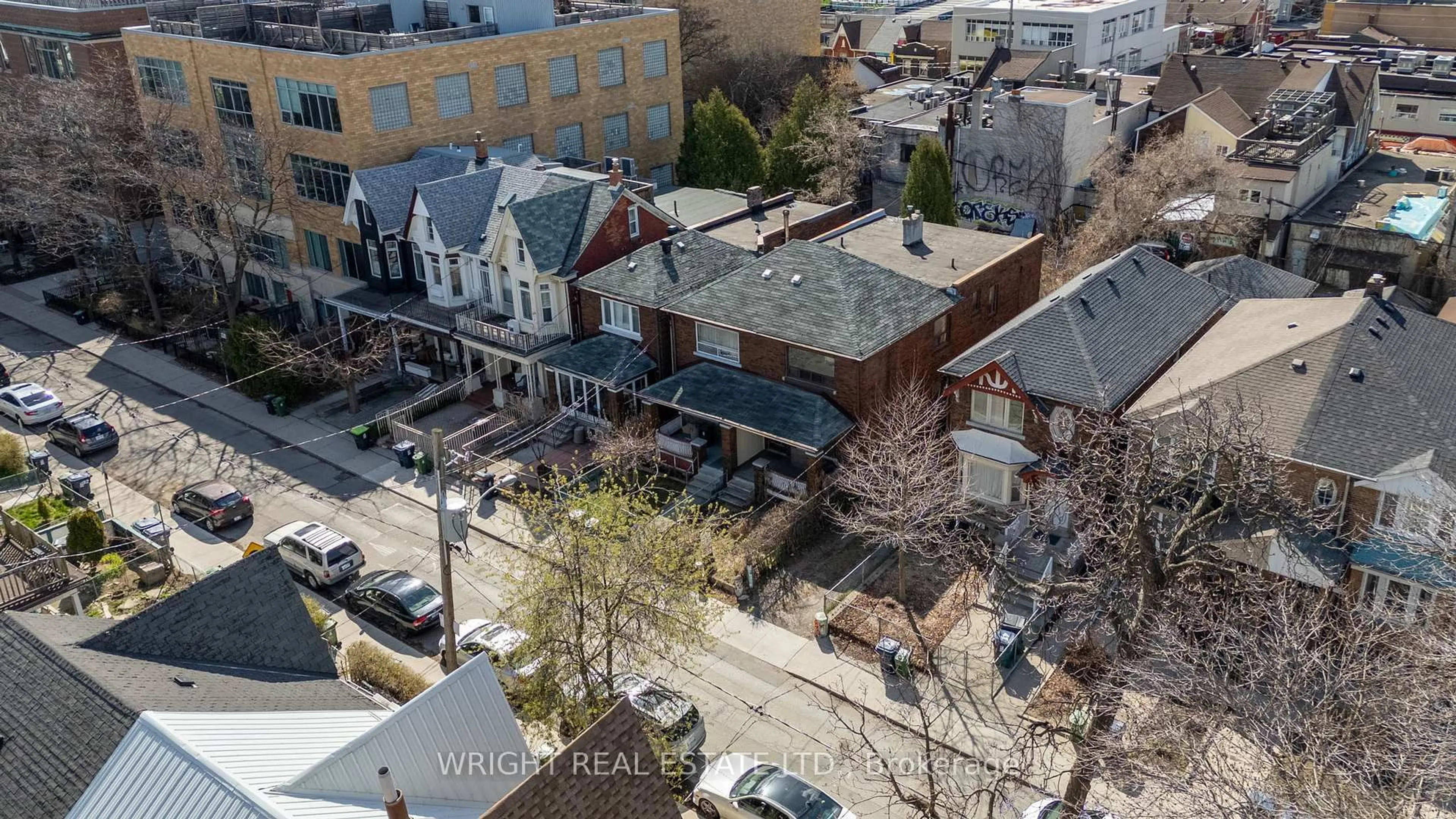 A pic from outside/outdoor area/front of a property/back of a property/a pic from drone, city buildings view from balcony for 39 Nassau St, Toronto Ontario M5T 1M3