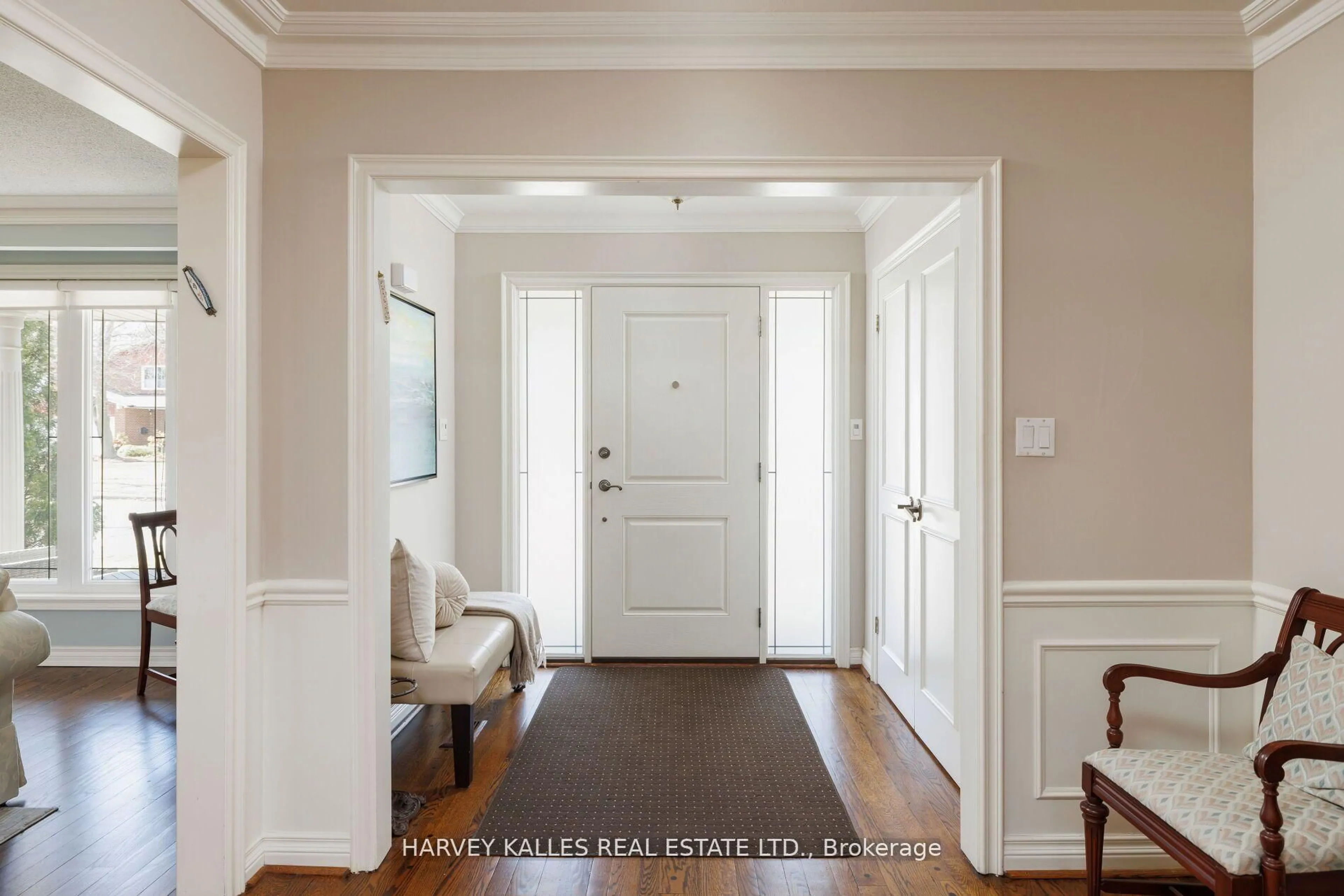 Indoor entryway for 124 Abbeywood Tr, Toronto Ontario M3B 3B5