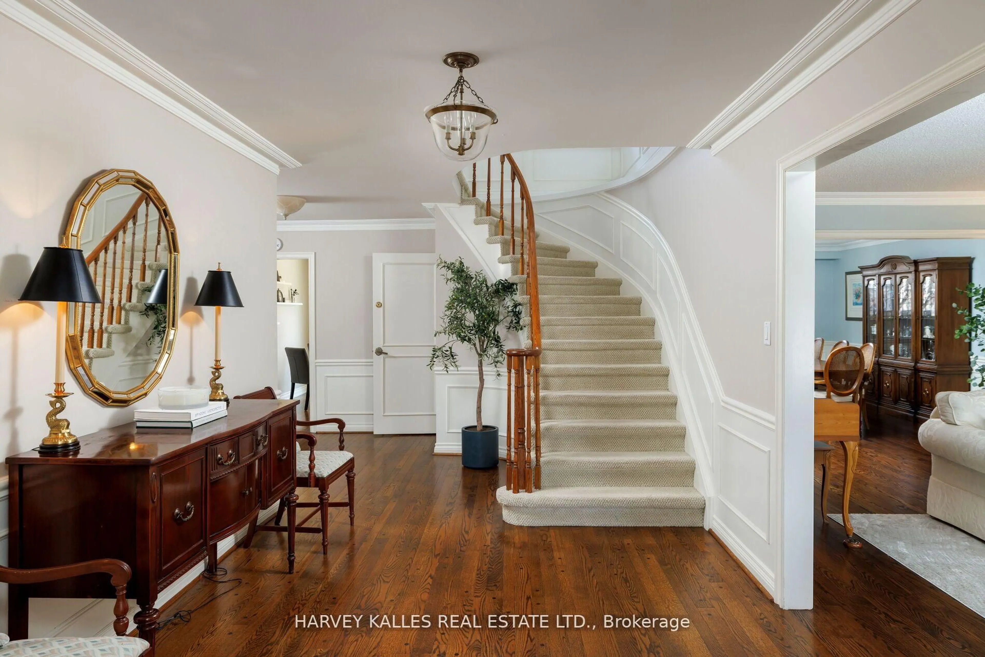 Indoor foyer for 124 Abbeywood Tr, Toronto Ontario M3B 3B5