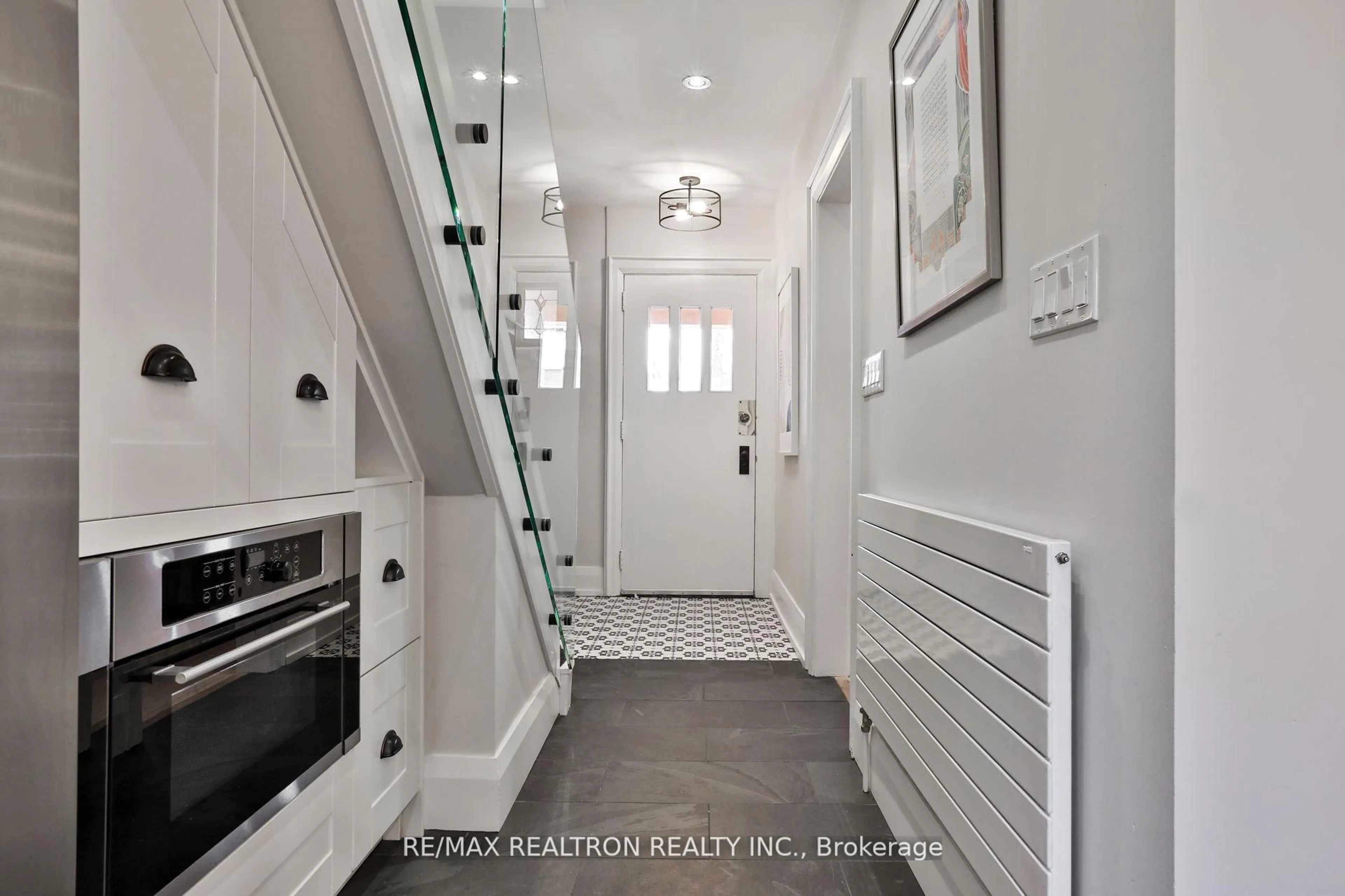 Indoor entryway for 516 Rushton Rd, Toronto Ontario M6C 2Y5