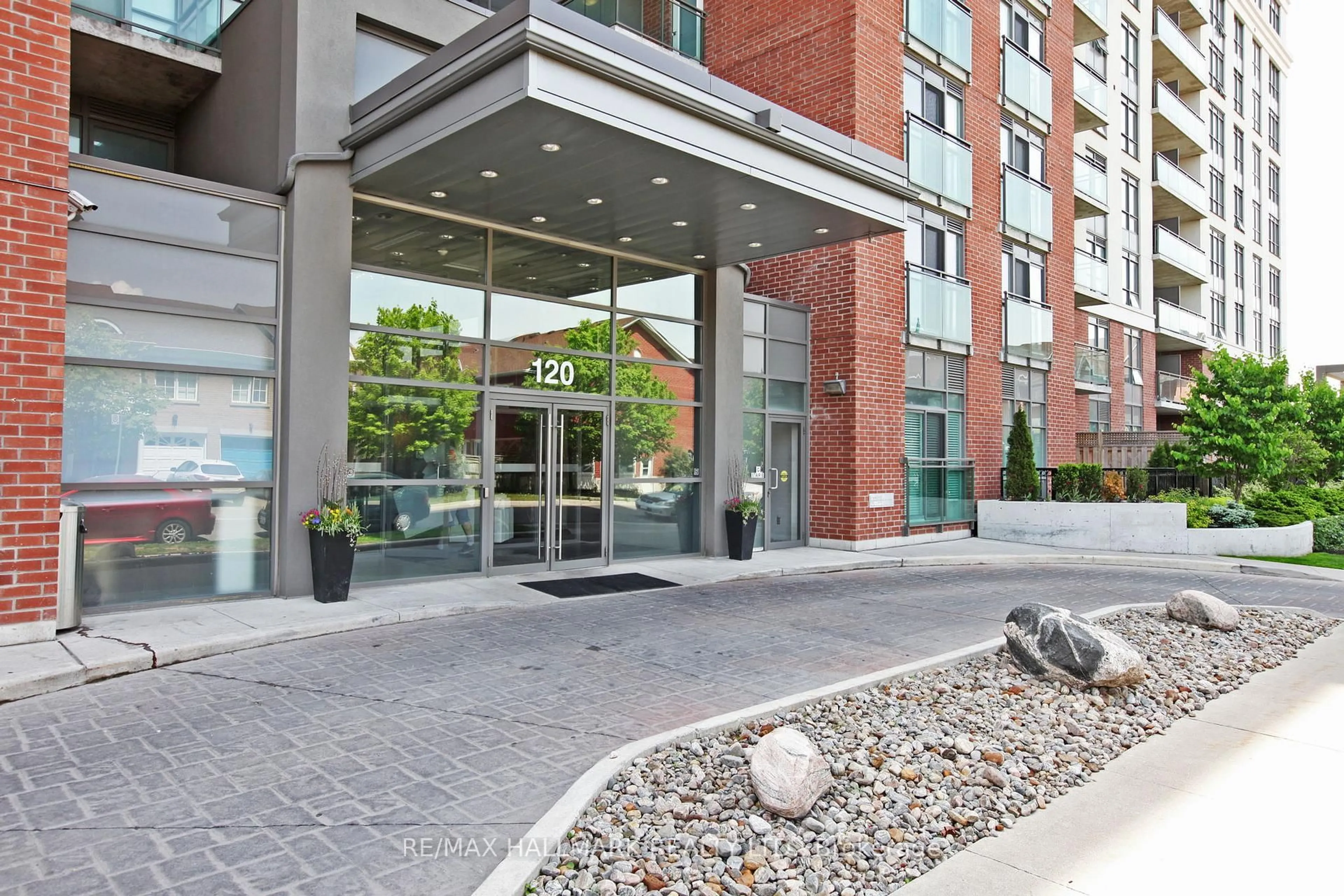 Indoor foyer for 120 Dallimore Circ #908, Toronto Ontario M3C 4J1