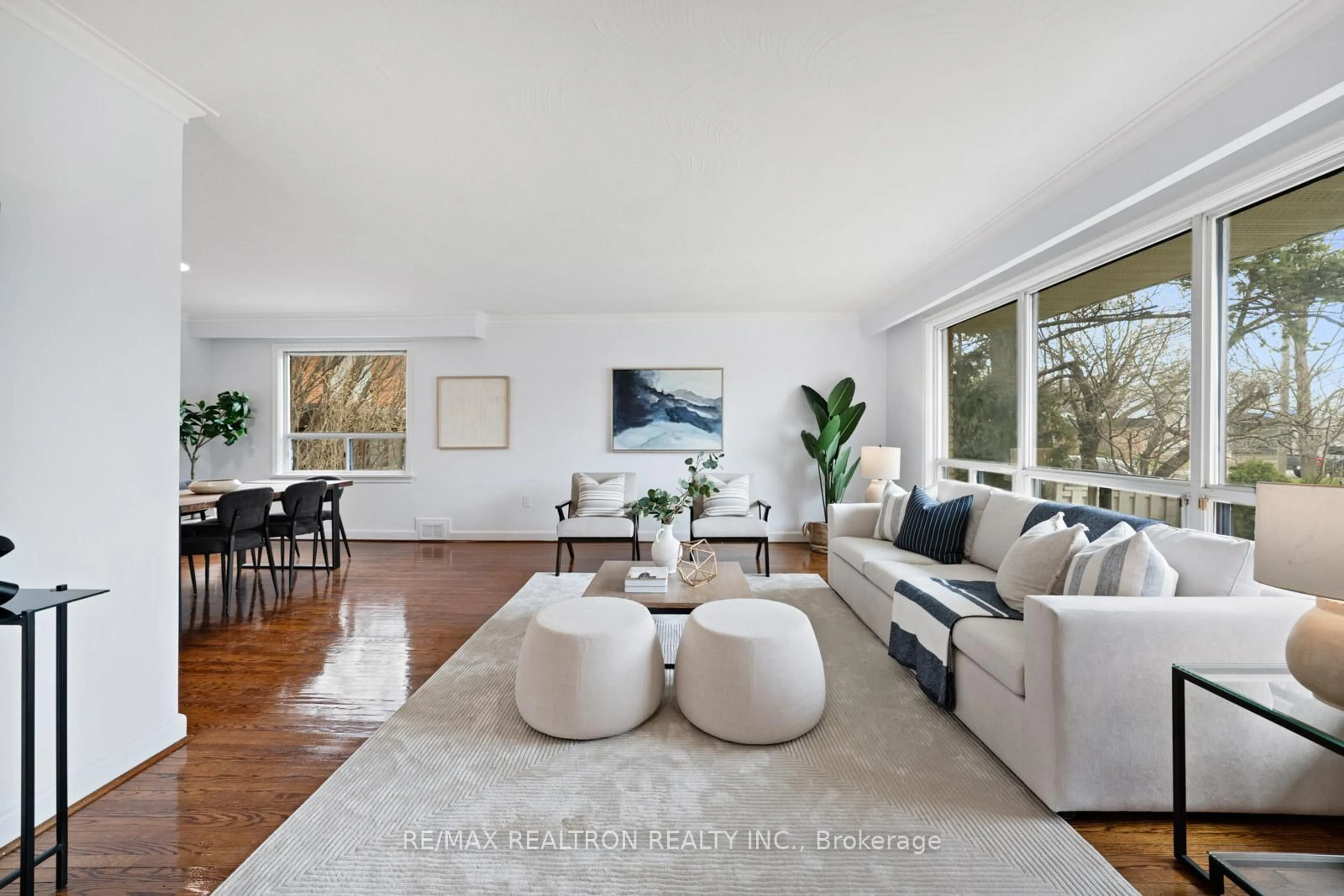 Living room with furniture, unknown for 98 Palm Dr, Toronto Ontario M3H 2C3