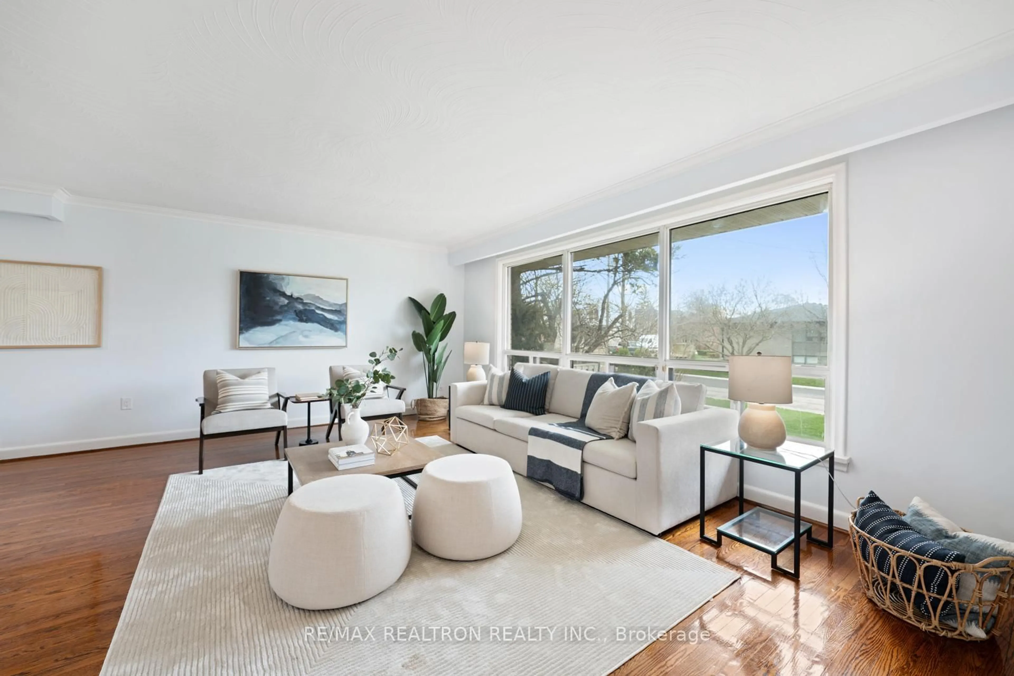 Living room with furniture, unknown for 98 Palm Dr, Toronto Ontario M3H 2C3