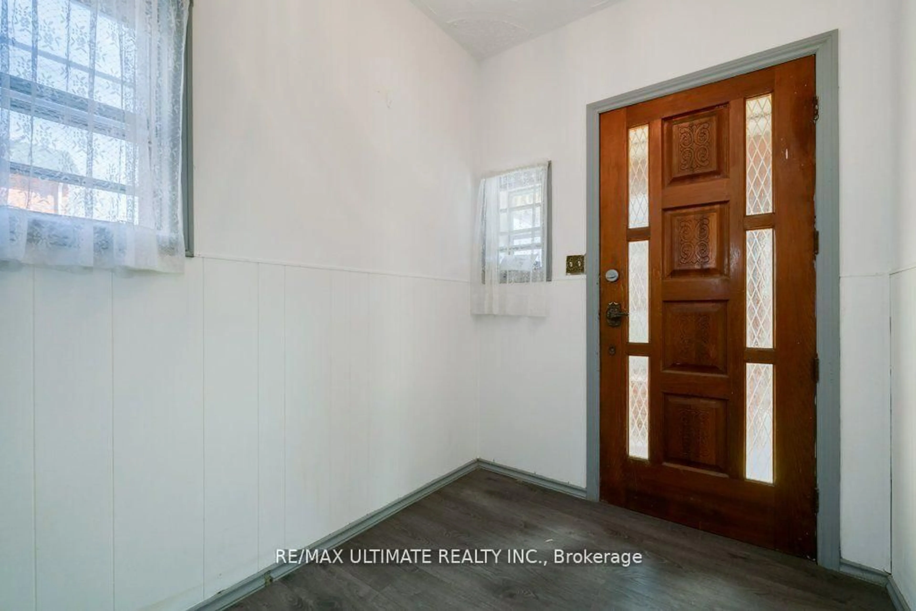 Indoor entryway for 34 Hickson St, Toronto Ontario M6K 1T3
