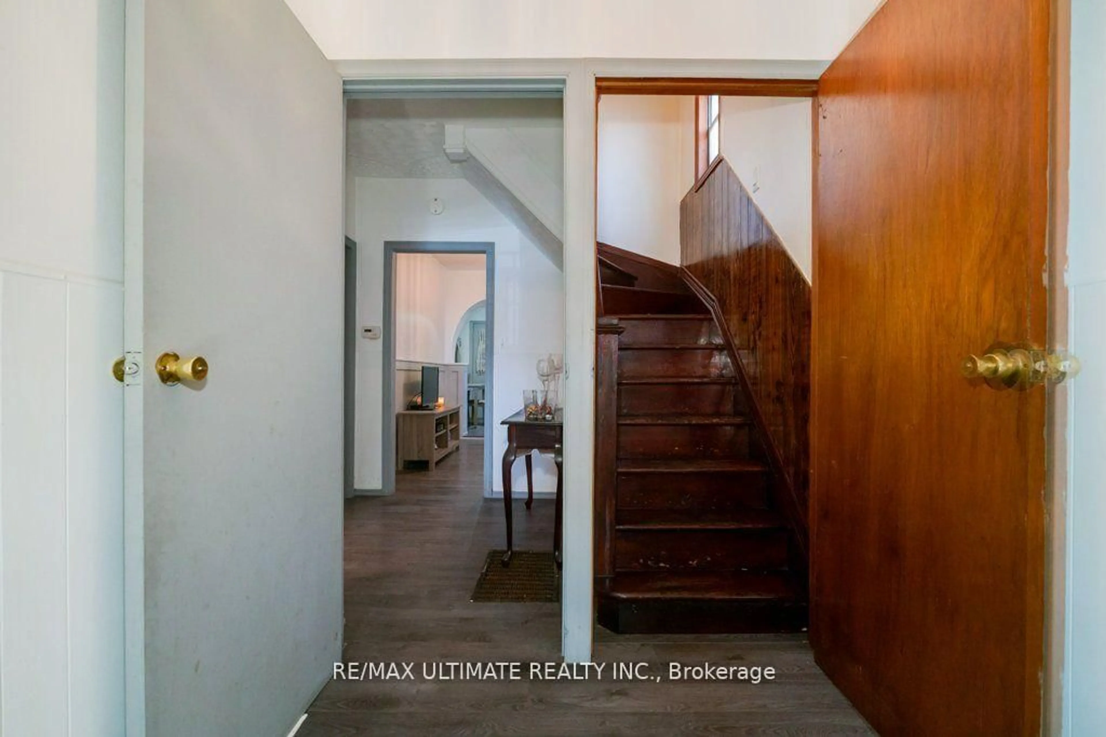Indoor entryway for 34 Hickson St, Toronto Ontario M6K 1T3