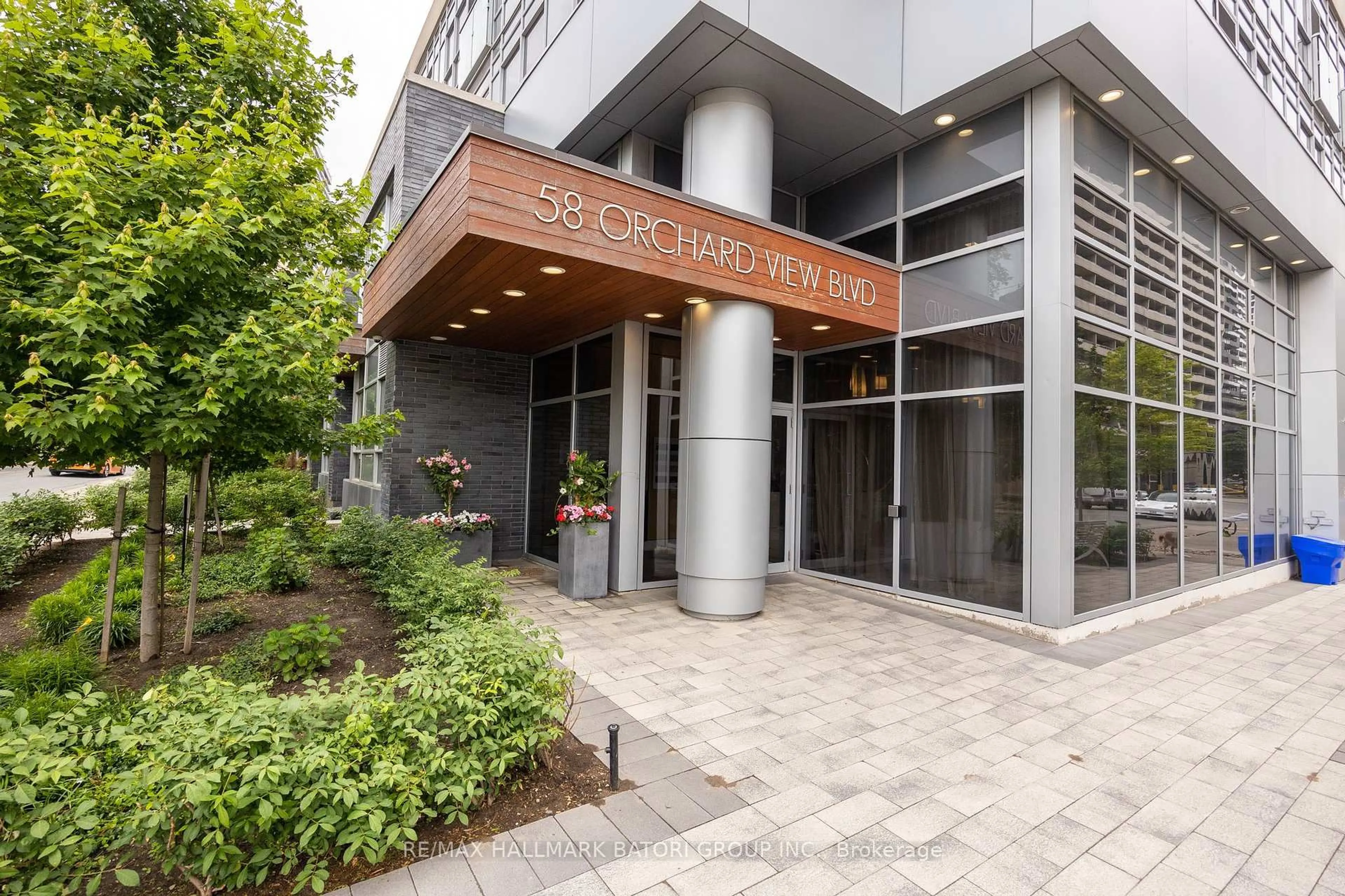 Indoor foyer for 58 Orchard View Blvd #1702, Toronto Ontario M4R 1B9